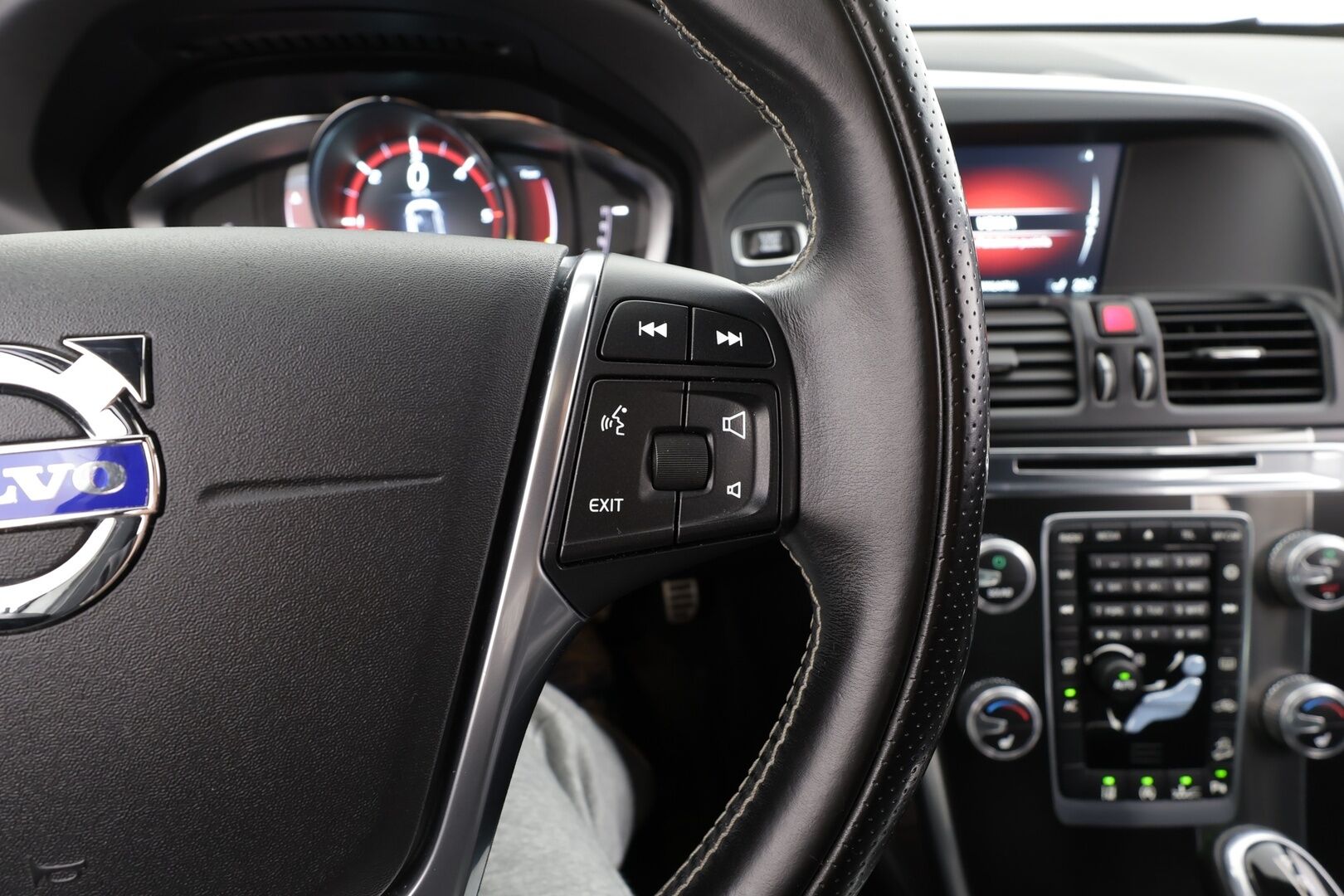 Volvo XC60 2016 D4 AWD Business R-Design aut * ACC / Webasto / Xenon / Sporttipenkit / Navi / H&K / BLIS / P.tutkat * - Suomi-auto