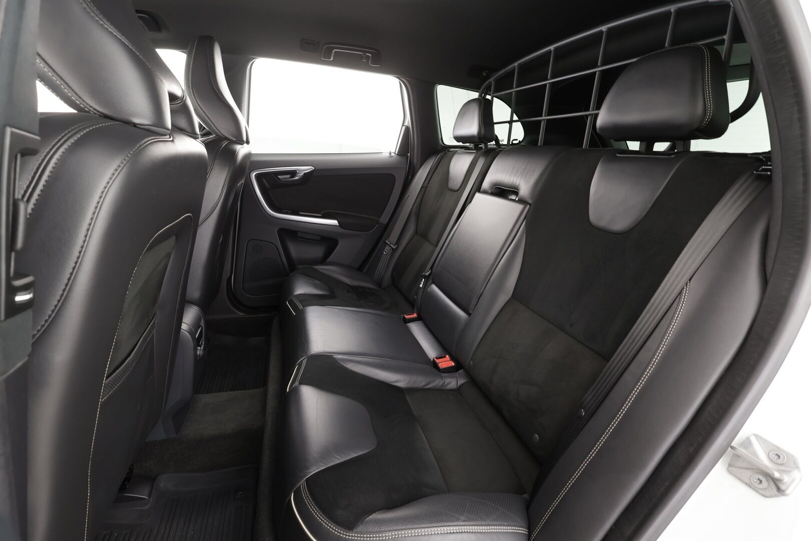 Volvo XC60 2016 D4 AWD Business R-Design aut * ACC / Webasto / Xenon / Sporttipenkit / Navi / H&K / BLIS / P.tutkat * - Suomi-auto