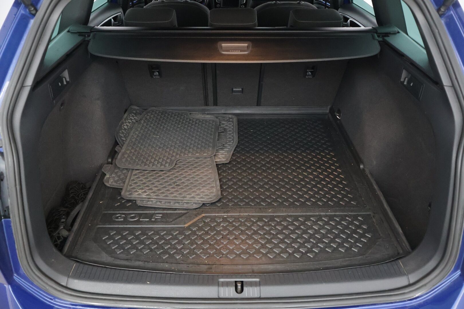 Volkswagen Golf 2016 Variant R 2,0 TSI 221 kW (300 hv) 4MOTION DSG-automaatti // ACC / Keyless / Lohko sis.haaralla / Bi-Xenon // - Erittäin hyvä huoltohistoria / Leimattu ja huollettu 7/2025