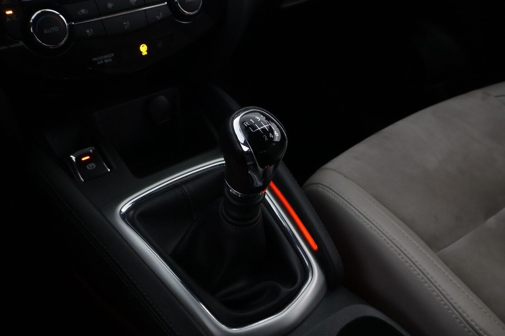 Nissan Qashqai 2015 DIG-T 115 Business 360 2WD 6M/T E6 Alcantara *Suomiauto / 360-Kamera / Lohko&Sisä / BLIS / Nahka-Alcantara / Vakkari - Lämm.Tuulilasi / LED-Lisävalo / Ketju tehty!