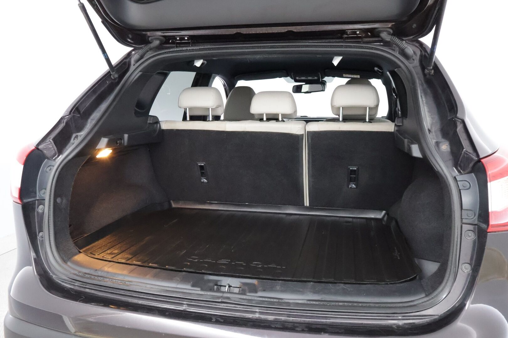 Nissan Qashqai 2015 DIG-T 115 Business 360 2WD 6M/T E6 Alcantara *Suomiauto / 360-Kamera / Lohko&Sisä / BLIS / Nahka-Alcantara / Vakkari - Lämm.Tuulilasi / LED-Lisävalo / Ketju tehty!