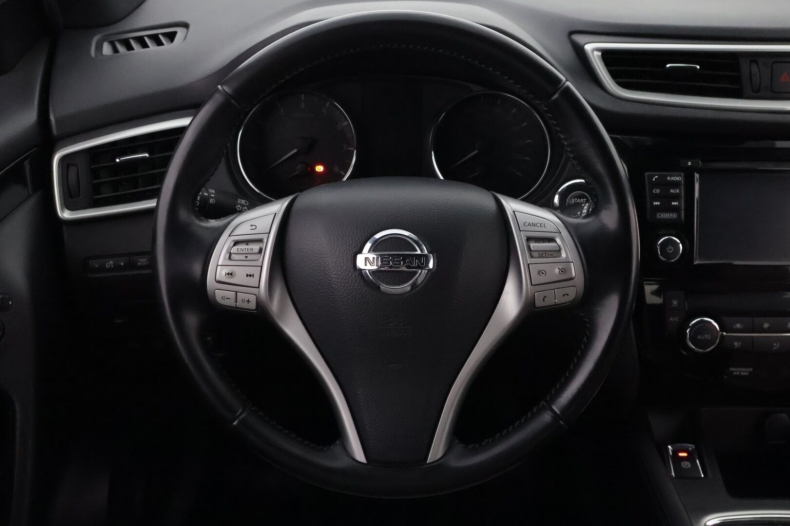 Nissan Qashqai 2015 DIG-T 115 Business 360 2WD 6M/T E6 Alcantara *Suomiauto / 360-Kamera / Lohko&Sisä / BLIS / Nahka-Alcantara / Vakkari - Lämm.Tuulilasi / LED-Lisävalo / Ketju tehty!