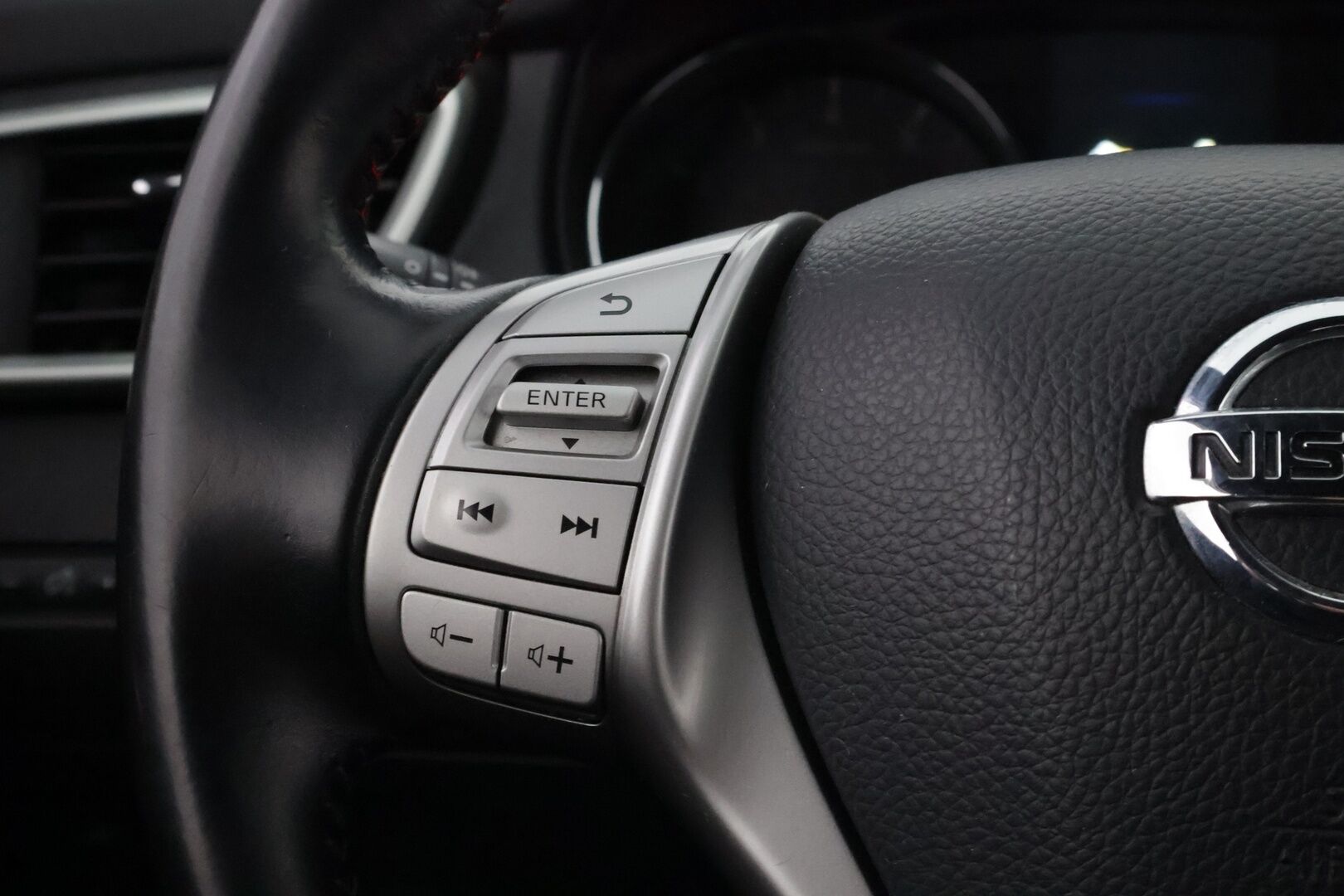 Nissan Qashqai 2015 DIG-T 115 Business 360 2WD 6M/T E6 Alcantara *Suomiauto / 360-Kamera / Lohko&Sisä / BLIS / Nahka-Alcantara / Vakkari - Lämm.Tuulilasi / LED-Lisävalo / Ketju tehty!