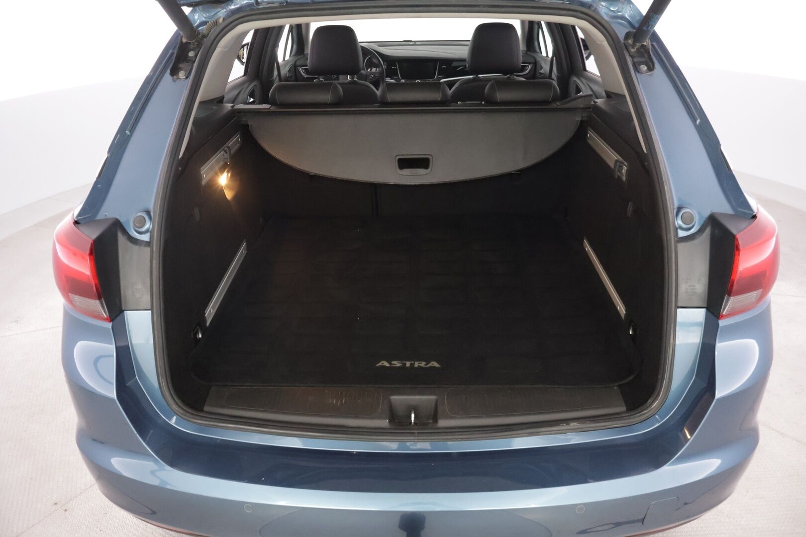 Opel Astra 2016 Sports Tourer Innovation 1,4 Turbo ecoFLEX Start/Stop 110kW MT6 - *Suomi-auto | tutkat edessä ja takana | LED-ajovalot | ohjauspyörän lämmitys | sähkötoiminen takaluukku | 2x renkaat & vanteet*