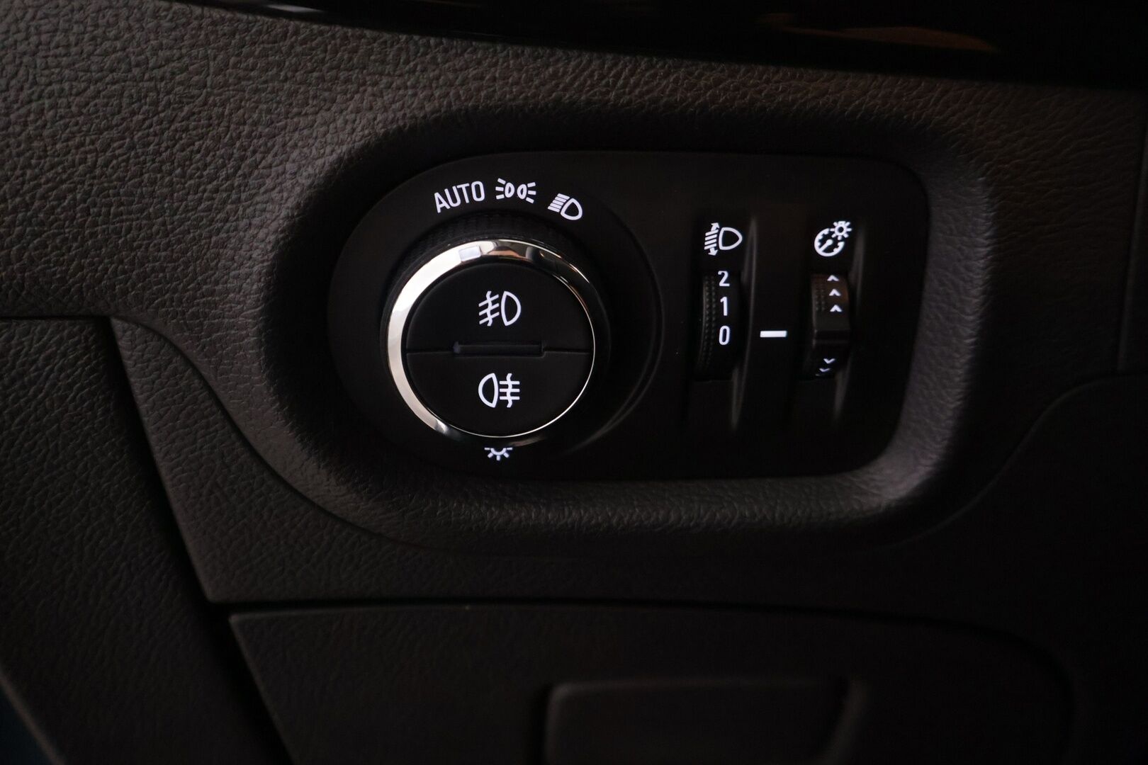 Opel Astra 2016 Sports Tourer Innovation 1,4 Turbo ecoFLEX Start/Stop 110kW MT6 - *Suomi-auto | tutkat edessä ja takana | LED-ajovalot | ohjauspyörän lämmitys | sähkötoiminen takaluukku | 2x renkaat & vanteet*