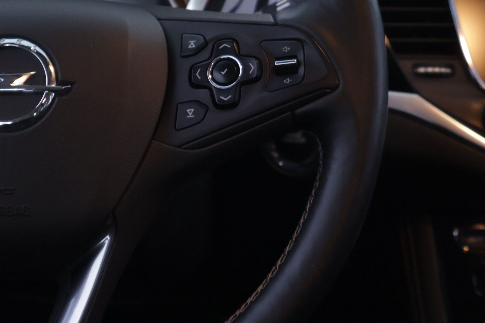 Opel Astra 2016 Sports Tourer Innovation 1,4 Turbo ecoFLEX Start/Stop 110kW MT6 - *Suomi-auto | tutkat edessä ja takana | LED-ajovalot | ohjauspyörän lämmitys | sähkötoiminen takaluukku | 2x renkaat & vanteet*