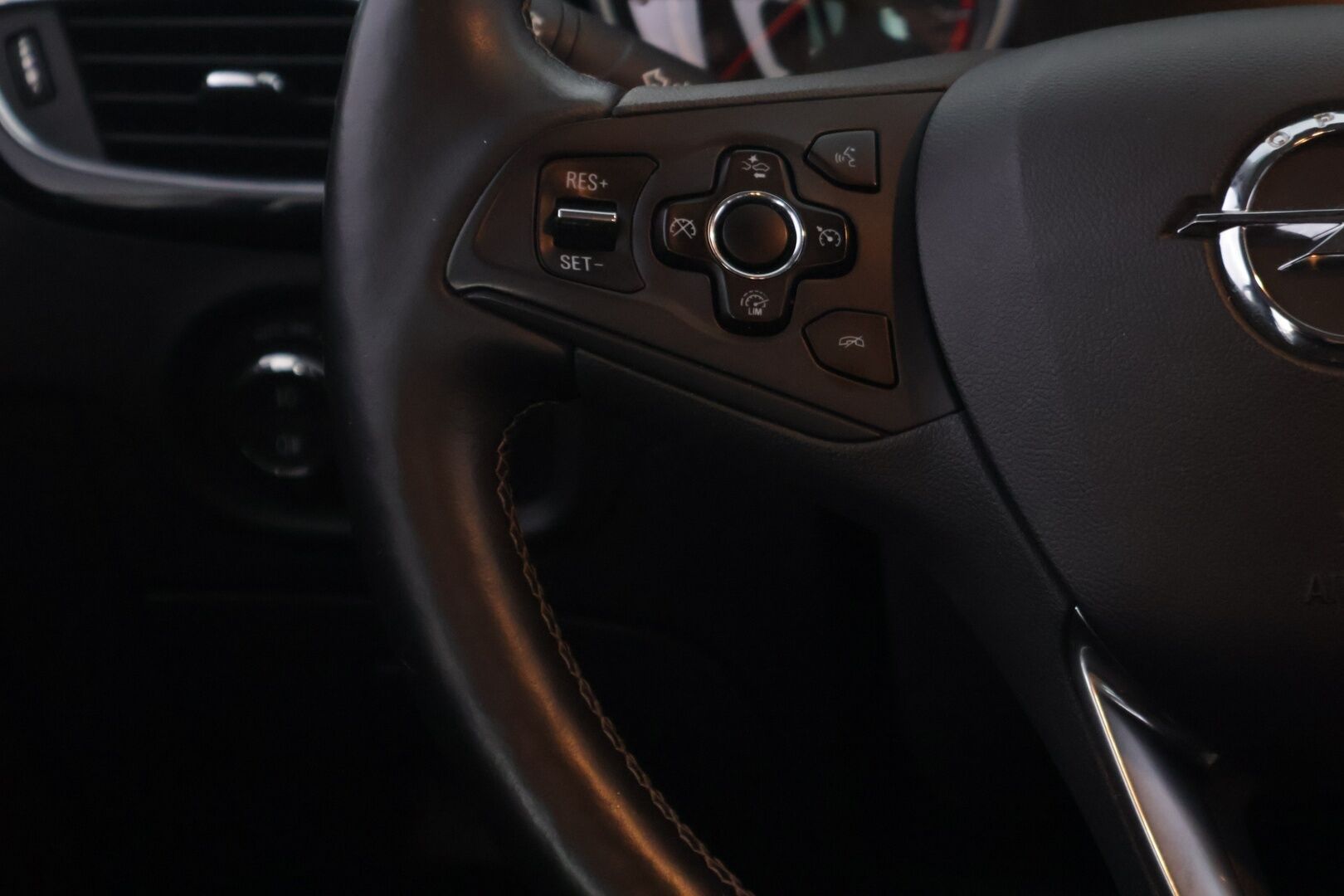 Opel Astra 2016 Sports Tourer Innovation 1,4 Turbo ecoFLEX Start/Stop 110kW MT6 - *Suomi-auto | tutkat edessä ja takana | LED-ajovalot | ohjauspyörän lämmitys | sähkötoiminen takaluukku | 2x renkaat & vanteet*