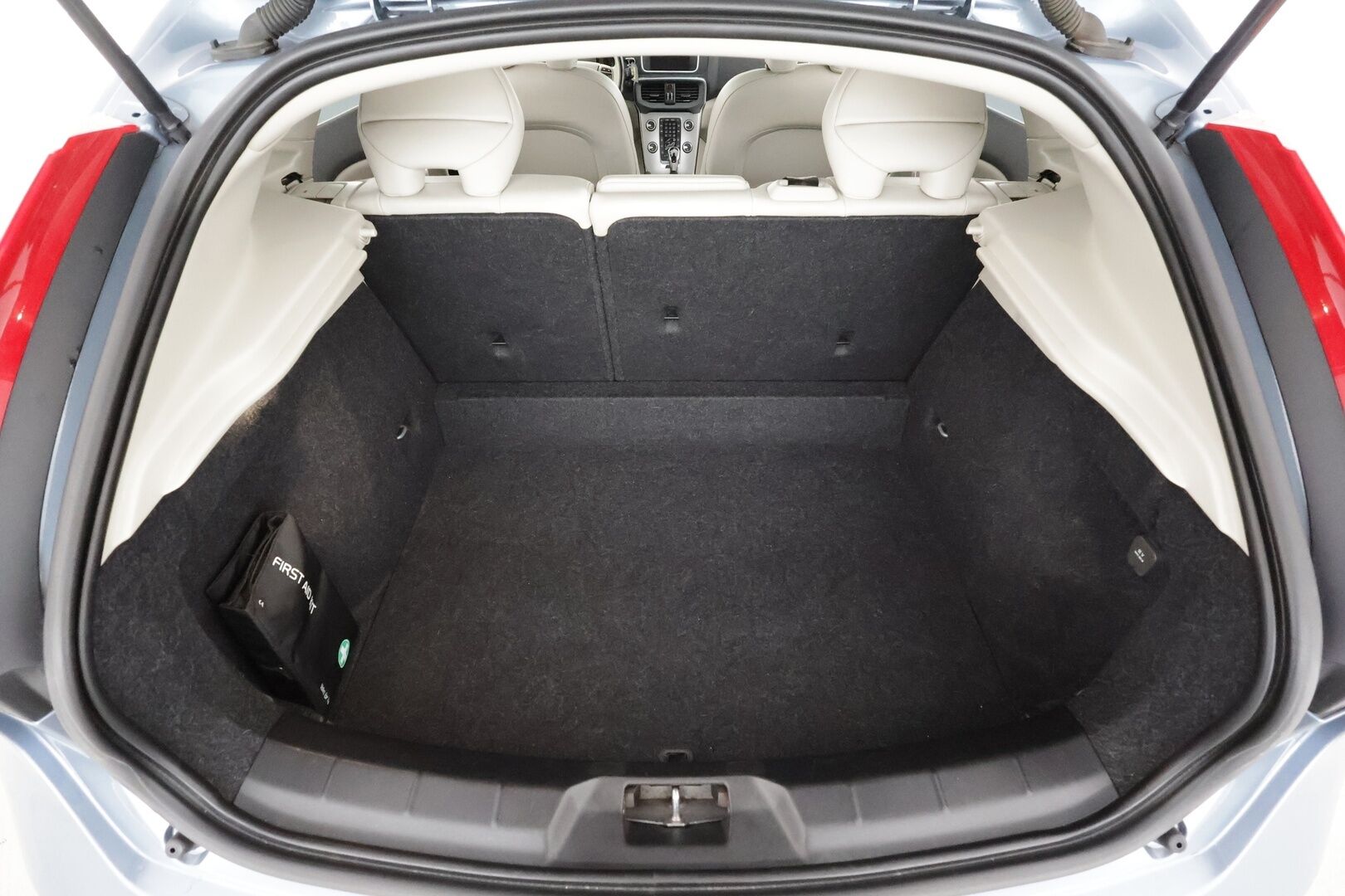 Volvo V40 2017 T3 Business Inscription aut * Lasikatto / Webasto / ACC /  Xenon / P.Kamera / Kaistavahti / Nahkaverhoilu / Keyless * - Suomi-auto / Kahdet renkaat aluvanteilla / Merkkihuollot