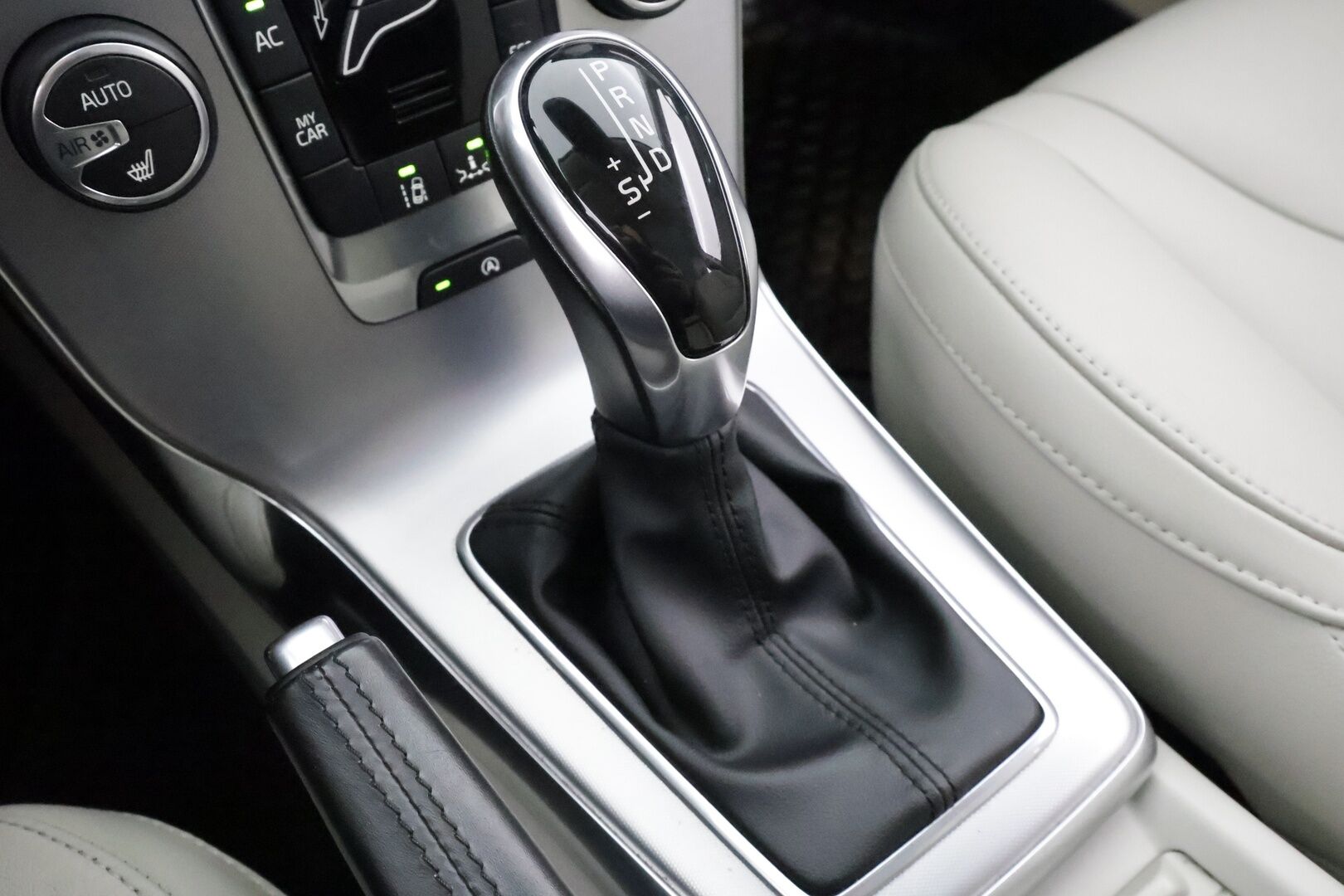 Volvo V40 2017 T3 Business Inscription aut * Lasikatto / Webasto / ACC /  Xenon / P.Kamera / Kaistavahti / Nahkaverhoilu / Keyless * - Suomi-auto / Kahdet renkaat aluvanteilla / Merkkihuollot