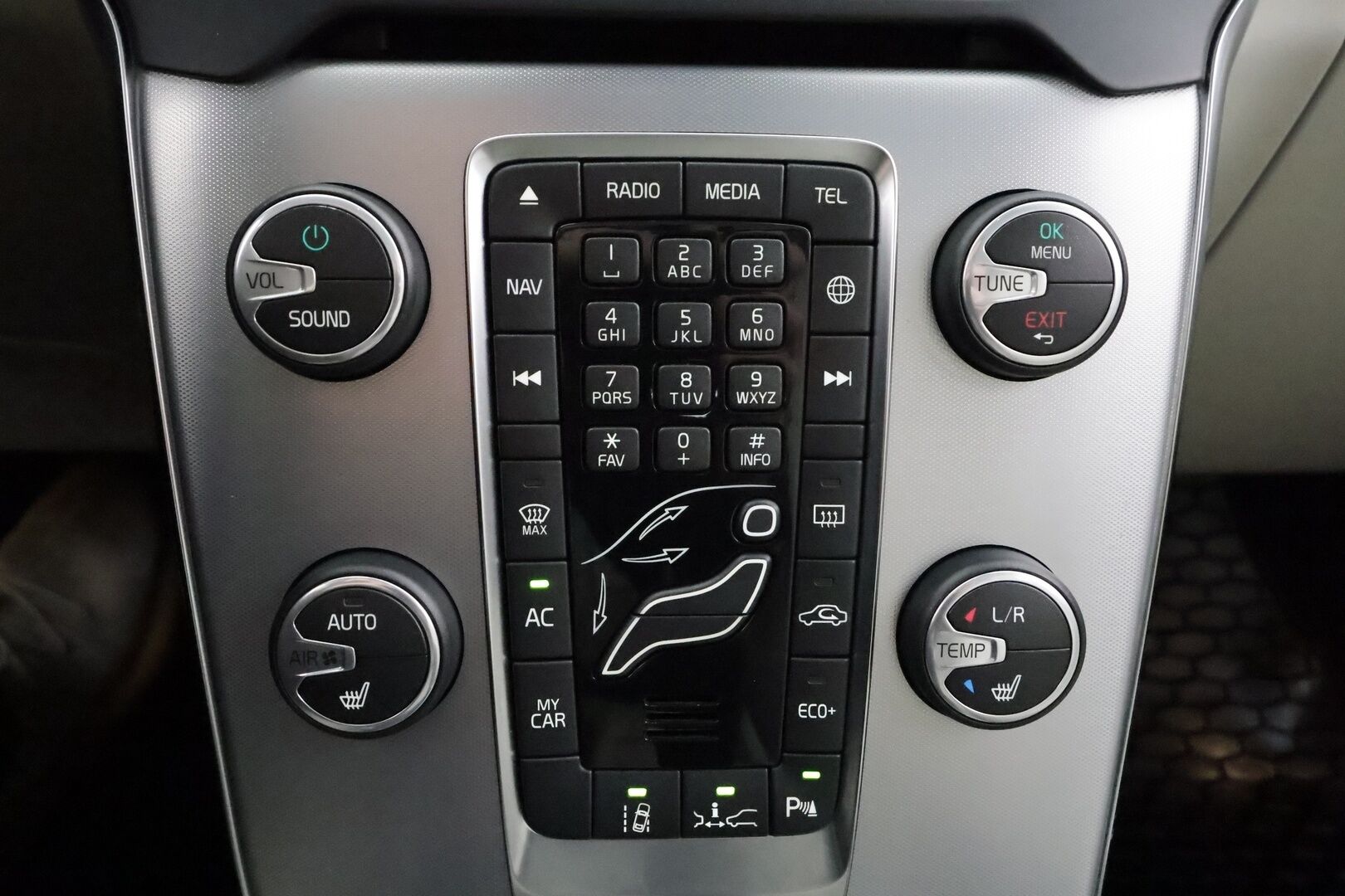 Volvo V40 2017 T3 Business Inscription aut * Lasikatto / Webasto / ACC /  Xenon / P.Kamera / Kaistavahti / Nahkaverhoilu / Keyless * - Suomi-auto / Kahdet renkaat aluvanteilla / Merkkihuollot