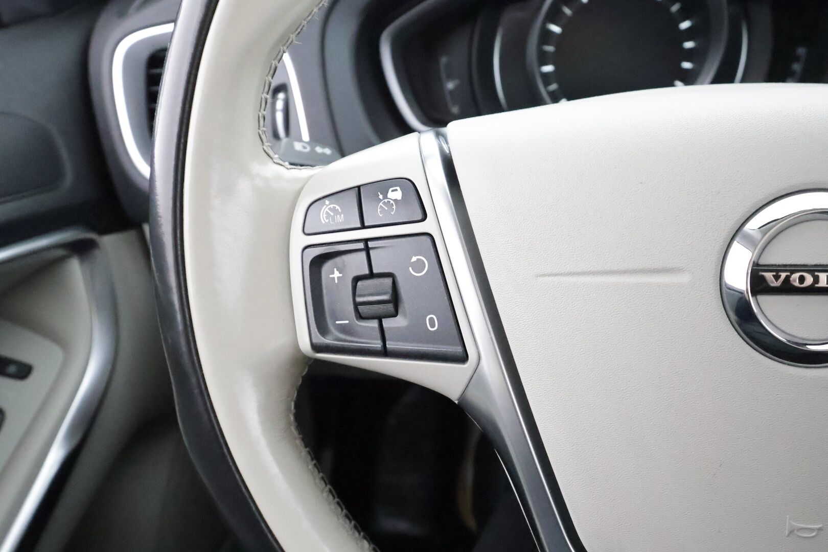 Volvo V40 2017 T3 Business Inscription aut * Lasikatto / Webasto / ACC /  Xenon / P.Kamera / Kaistavahti / Nahkaverhoilu / Keyless * - Suomi-auto / Kahdet renkaat aluvanteilla / Merkkihuollot