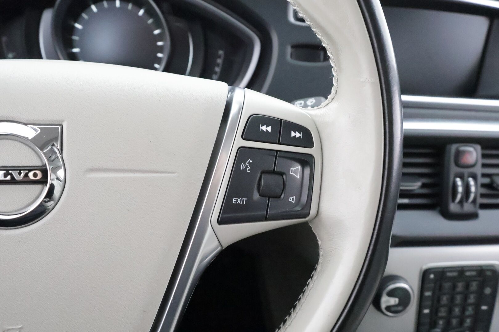 Volvo V40 2017 T3 Business Inscription aut * Lasikatto / Webasto / ACC /  Xenon / P.Kamera / Kaistavahti / Nahkaverhoilu / Keyless * - Suomi-auto / Kahdet renkaat aluvanteilla / Merkkihuollot