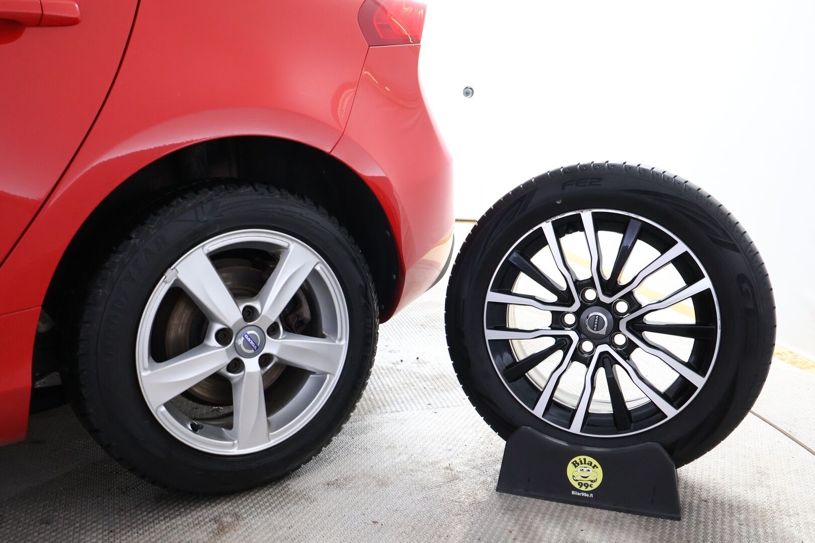 Volvo V40 2016 D2 Business aut  * Webasto / Navi / LED / Volvo High Perf. / P.Tutka * - Suomiauto / Jakopää juuri tehty! / 2x Renkaat! - HULLU BLACKWEEK KORKOTARJOUS 2,49%