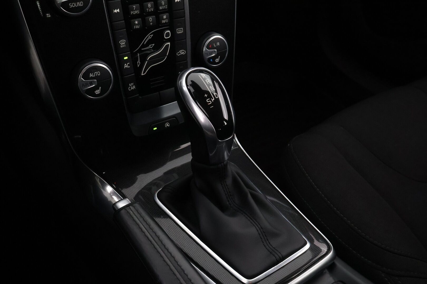 Volvo V40 2016 D2 Business aut  * Webasto / Navi / LED / Volvo High Perf. / P.Tutka * - Suomiauto / Jakopää juuri tehty! / 2x Renkaat! - HULLU BLACKWEEK KORKOTARJOUS 2,49%