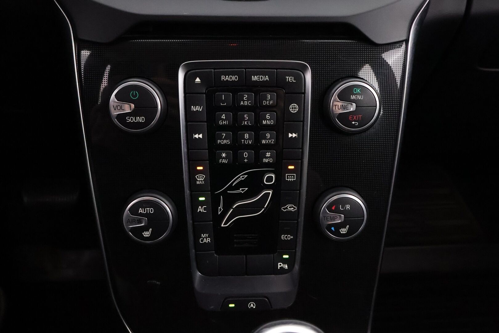 Volvo V40 2016 D2 Business aut  * Webasto / Navi / LED / Volvo High Perf. / P.Tutka * - Suomiauto / Jakopää juuri tehty! / 2x Renkaat! - HULLU BLACKWEEK KORKOTARJOUS 2,49%