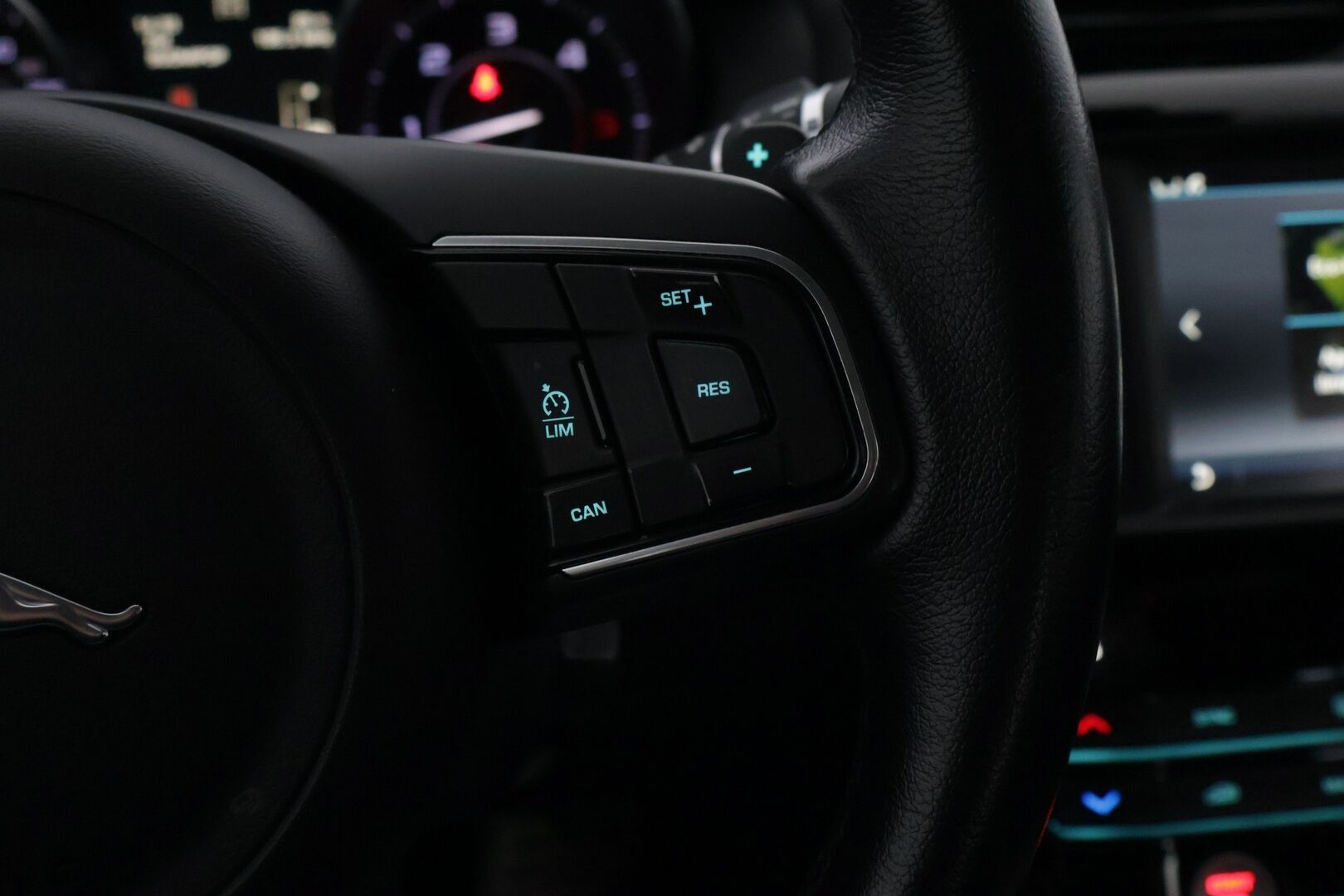 Jaguar XE 2016 E-Performance Pure Plus Aut - YritysOutlet - Myydään vain yrityksille - – Tämä auto myydään YritysOutlet -valikoimasta vain yritykselle