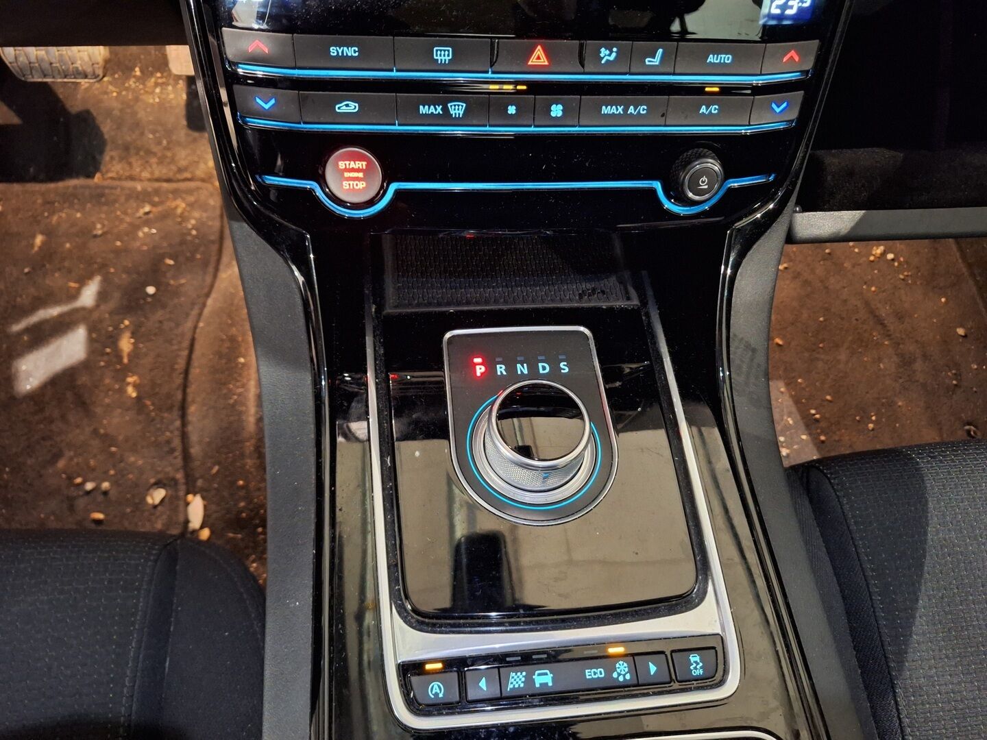 Jaguar XE 2016 E-Performance Pure Plus Aut - YritysOutlet - Myydään vain yrityksille - – Tämä auto myydään YritysOutlet -valikoimasta vain yritykselle