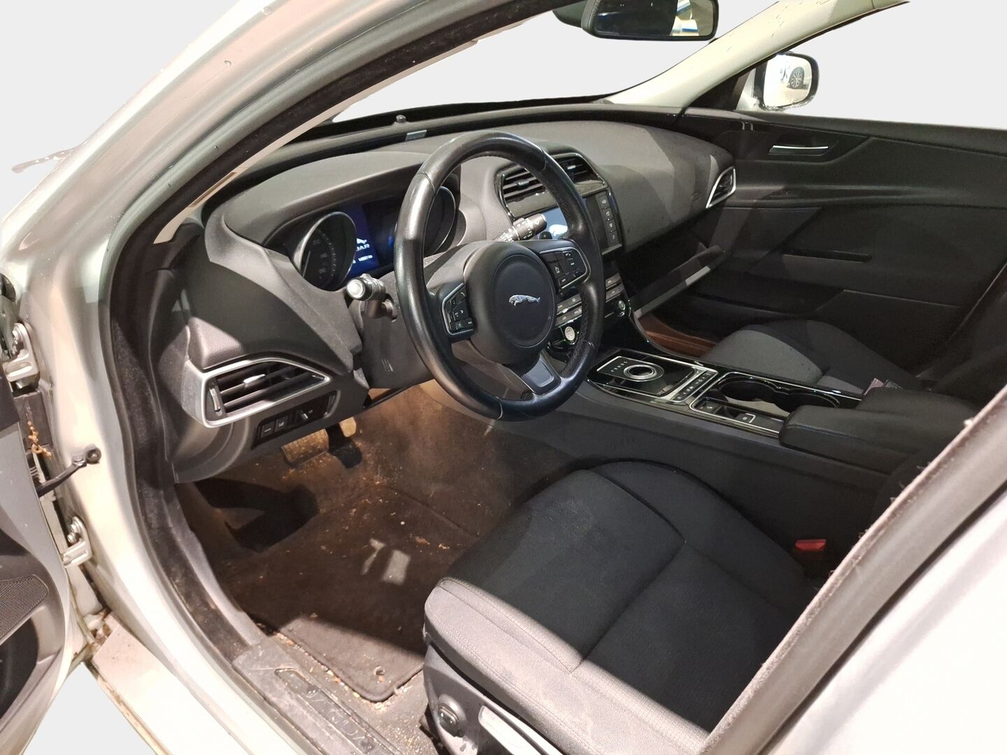 Jaguar XE 2016 E-Performance Pure Plus Aut - YritysOutlet - Myydään vain yrityksille - – Tämä auto myydään YritysOutlet -valikoimasta vain yritykselle