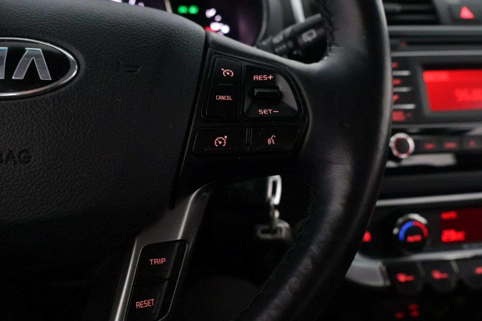 Kia Rio 2016 1.4 EX * Ratinlämmitin / Vakkari / Lohko+sisä / BT-audio * - Kahdet renkaat & alumiinivanteet / Hyvin huollettu! - HULLUT AVAJAISHULINAT KORKOTARJOUS 3,29 %