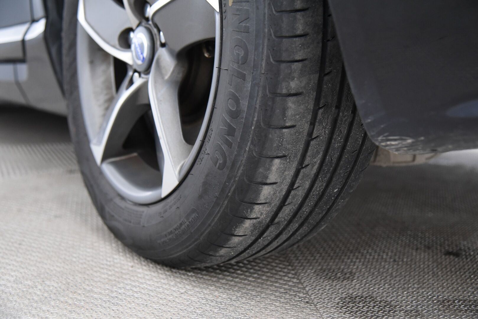 Volvo V70 2011 D5 R-Design aut / Myydään huutokaupat.com:issa! - Myydään vain huutokaupat.com:issa! 