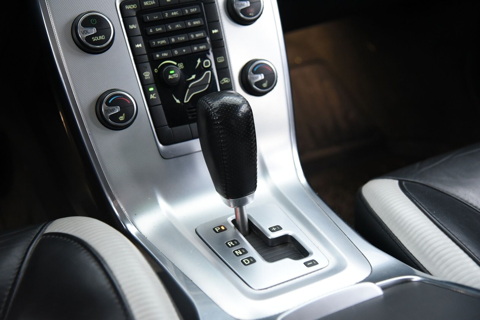 Volvo V70 2011 D5 R-Design aut / Myydään huutokaupat.com:issa! - Myydään vain huutokaupat.com:issa! 
