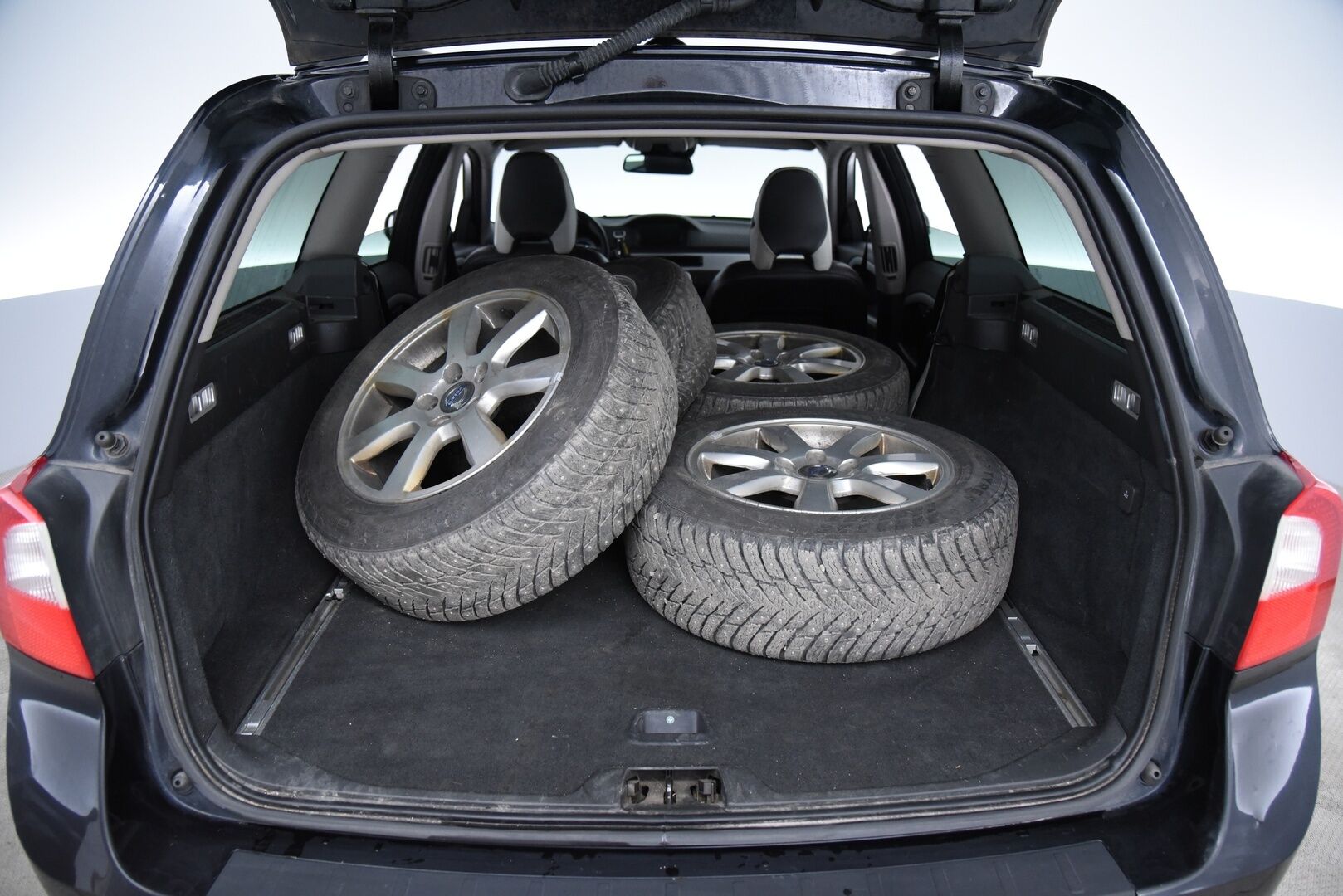 Volvo V70 2011 D5 R-Design aut / Myydään huutokaupat.com:issa! - Myydään vain huutokaupat.com:issa! 
