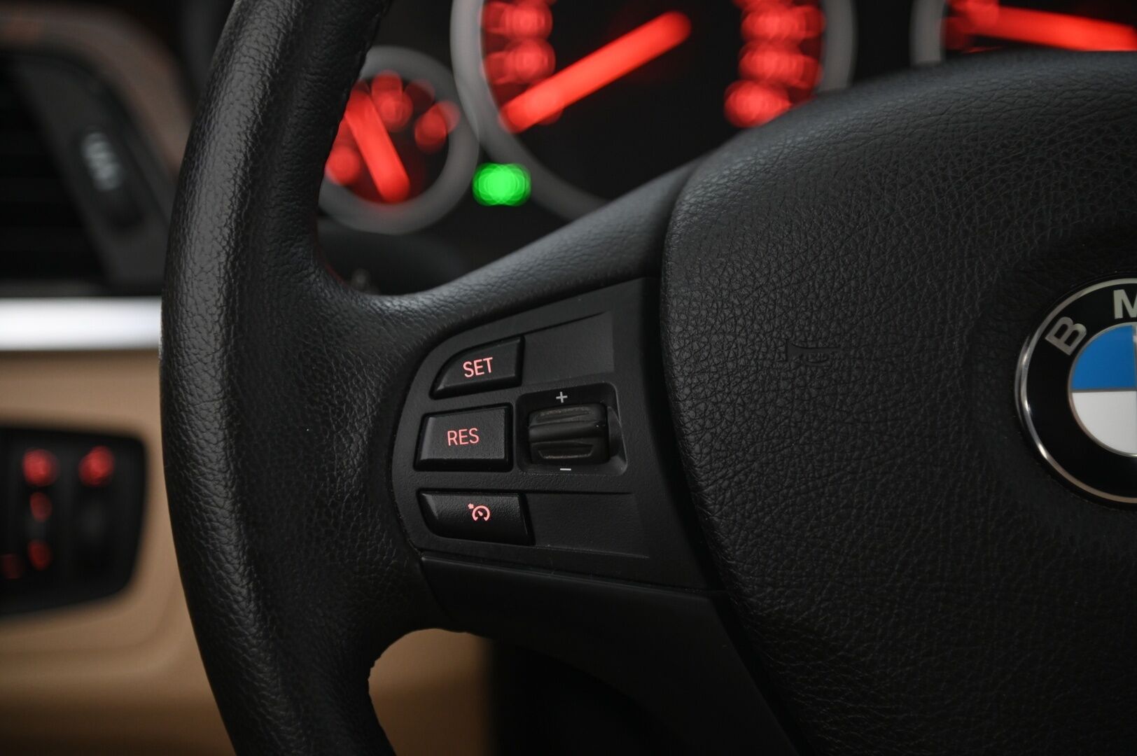 BMW 328 2013 TwinPower Turbo A F30 Sedan Business*Kattoluukku / Muistipenkki / ratinlämmitin* - *Katso mitkä kilometrit!* - HULLUT AVAJAISHULINAT KORKOTARJOUS 3,29 %