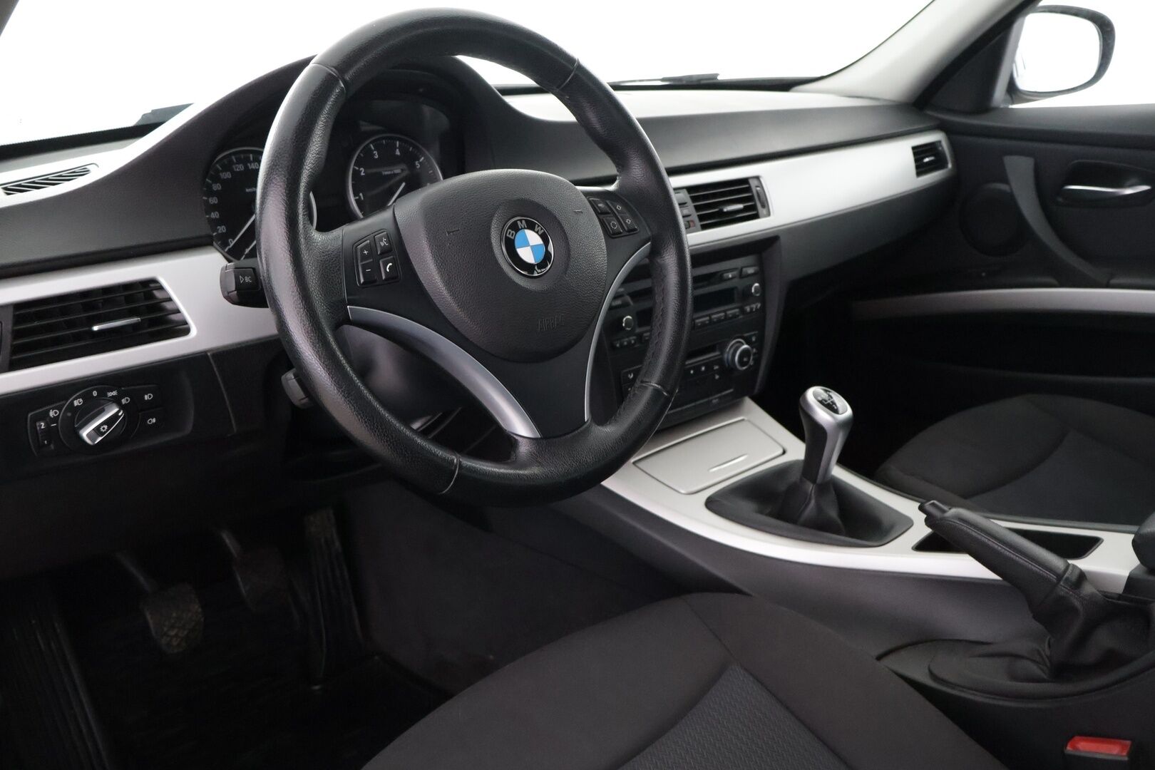 BMW 318i 2010 Sedan - Vakkari | Koukku | 2x Renkaat | Hyvä huoltohistoria