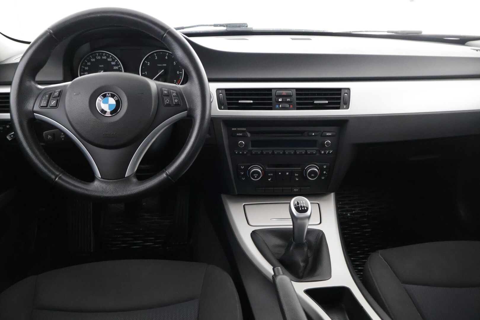 BMW 318i 2010 Sedan - Vakkari | Koukku | 2x Renkaat | Hyvä huoltohistoria