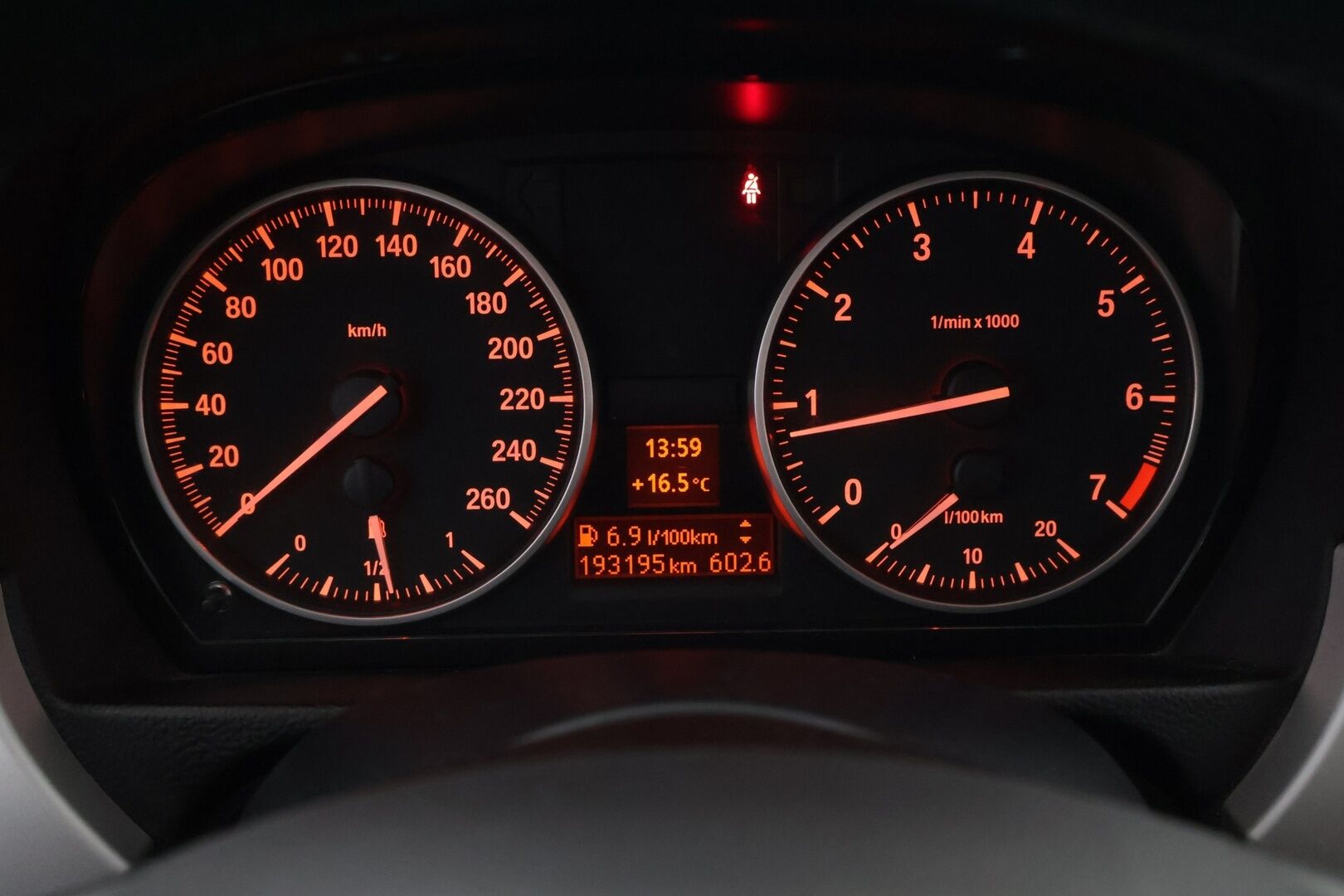 BMW 318i 2010 Sedan - Vakkari | Koukku | 2x Renkaat | Hyvä huoltohistoria