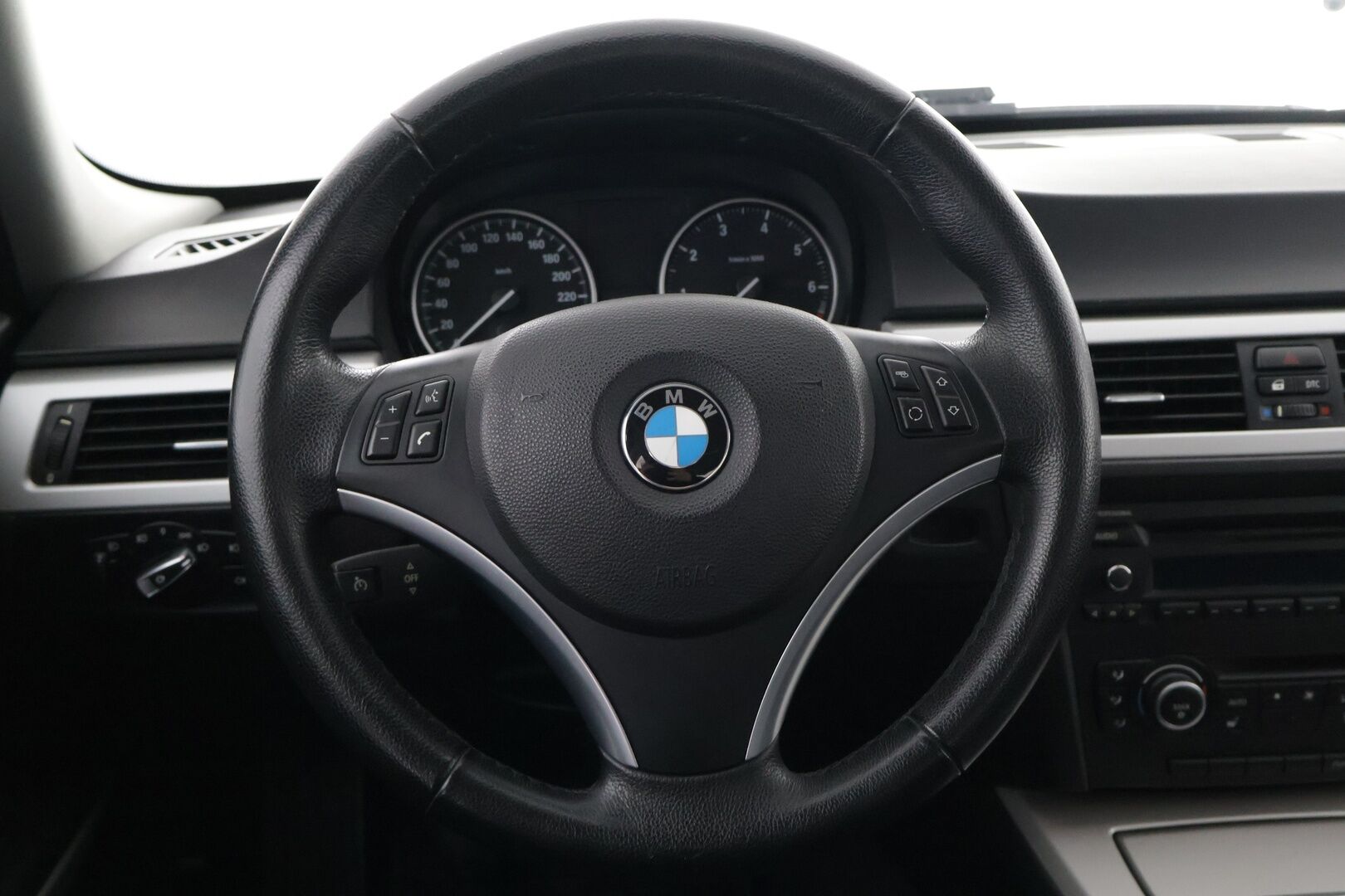 BMW 318 2010 Sedan - Vakkari | Koukku | 2x Renkaat | Hyvä huoltohistoria