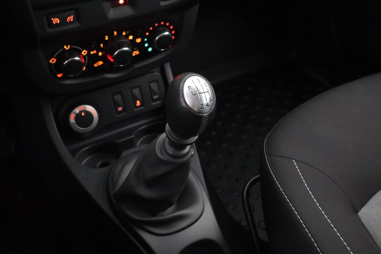 Dacia Duster 2016 dCi 110 S&S 4x4 Laureate - Suomiauto | Vakkari | Navi | 2x Renkaat aluvantein | Ilmastointi | Poikkeukselliset kilometrit!
