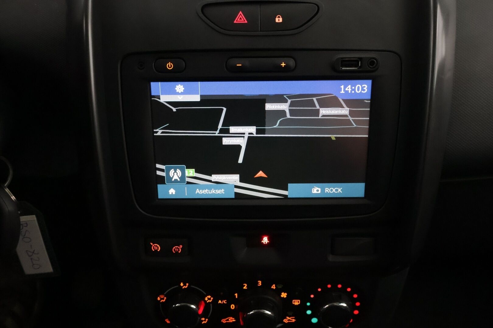 Dacia Duster 2016 dCi 110 S&S 4x4 Laureate * Suomiauto / Vakkari / Navi / 2x Renkaat aluvantein / Ilmastointi / Poikkeukselliset kilometrit! - Juuri tullut Tampereelle!