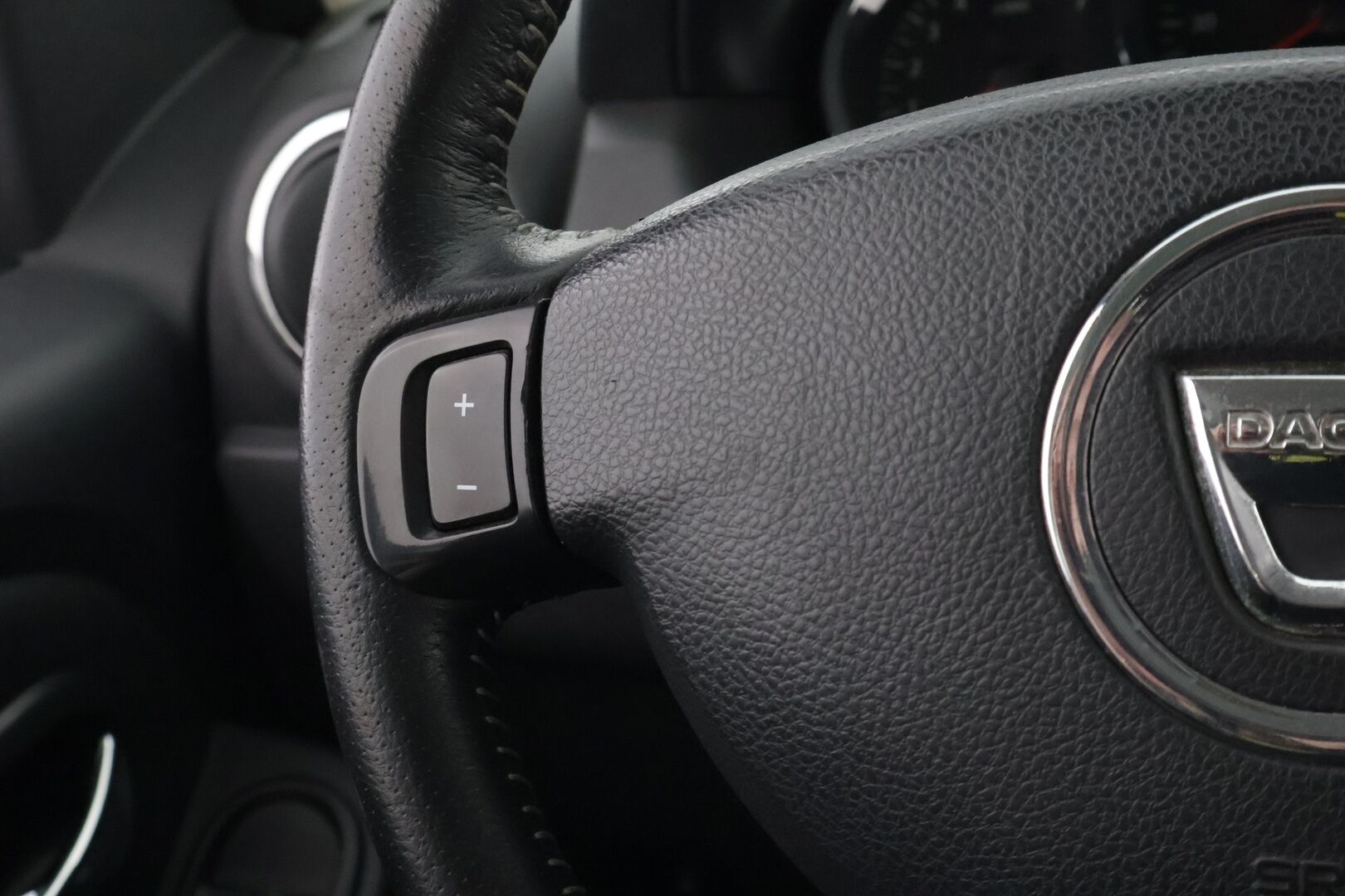 Dacia Duster 2016 dCi 110 S&S 4x4 Laureate * Suomiauto / Vakkari / Navi / 2x Renkaat aluvantein / Ilmastointi / Poikkeukselliset kilometrit! - Juuri tullut Tampereelle!