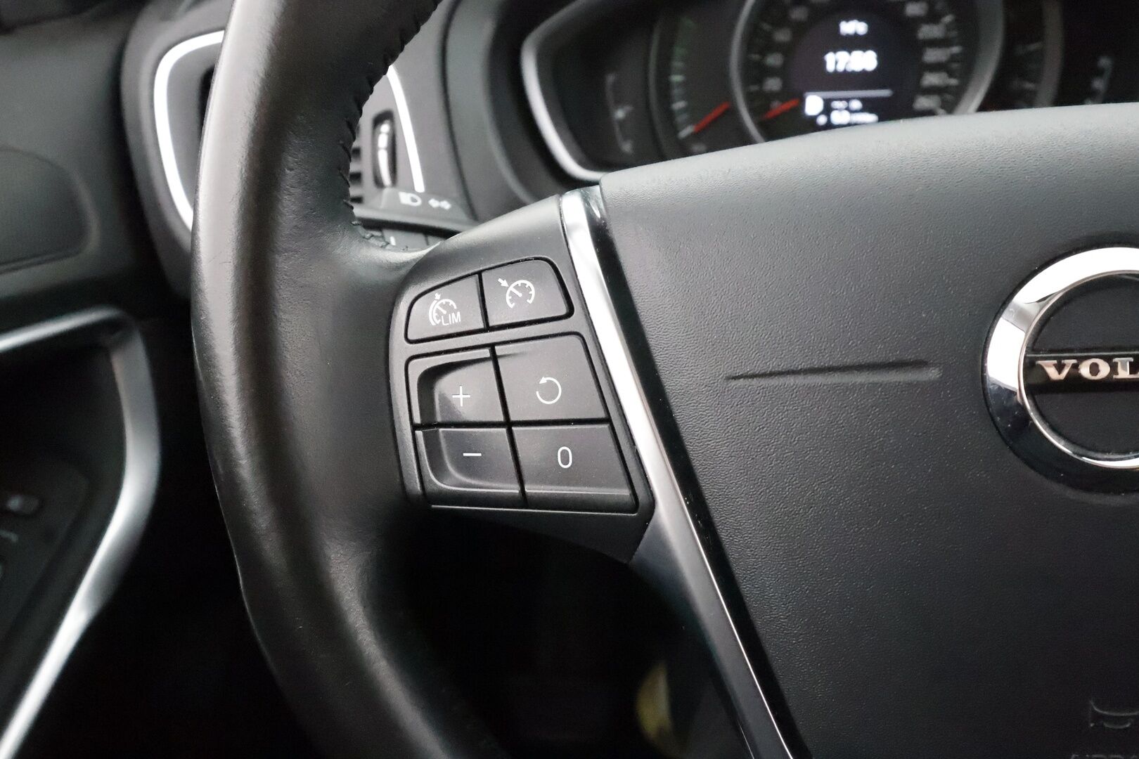 Volvo V40 2017 D2 Business aut * Facelift / Suomi-auto / Webasto / Vakkari / P.tutka / LED / Bluetooth * - Kahdet renkaat aluvanteilla