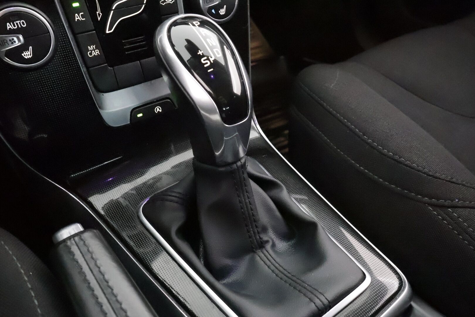 Volvo V40 2017 D2 Business aut * Facelift / Suomi-auto / Webasto / Vakkari / P.tutka / LED / Bluetooth * - Kahdet renkaat aluvanteilla