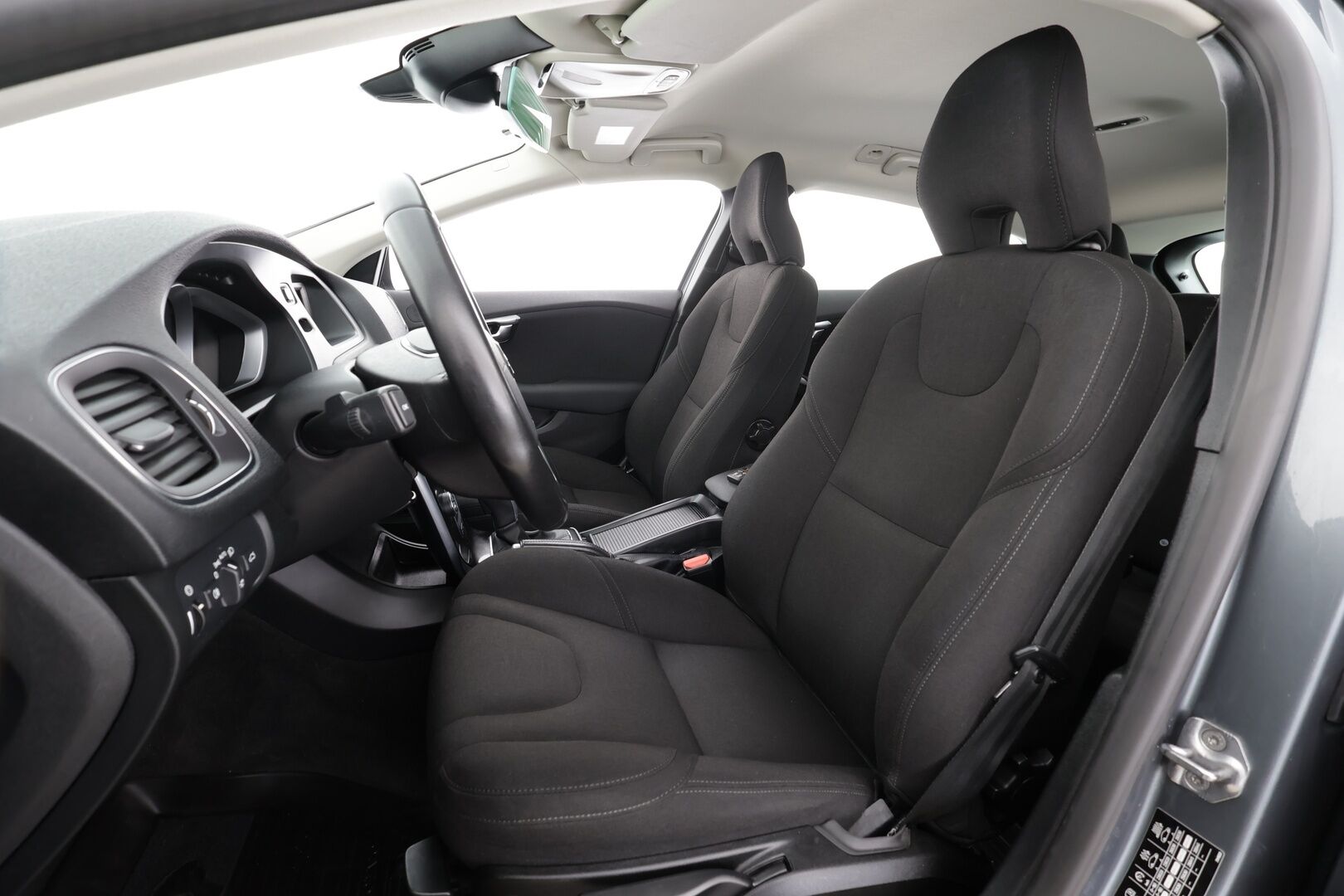 Volvo V40 2017 D2 Business aut * Suomi-auto / Vakkari / P.tutka / LED / Webasto / Bluetooth * - Kahdet renkaat aluvanteilla