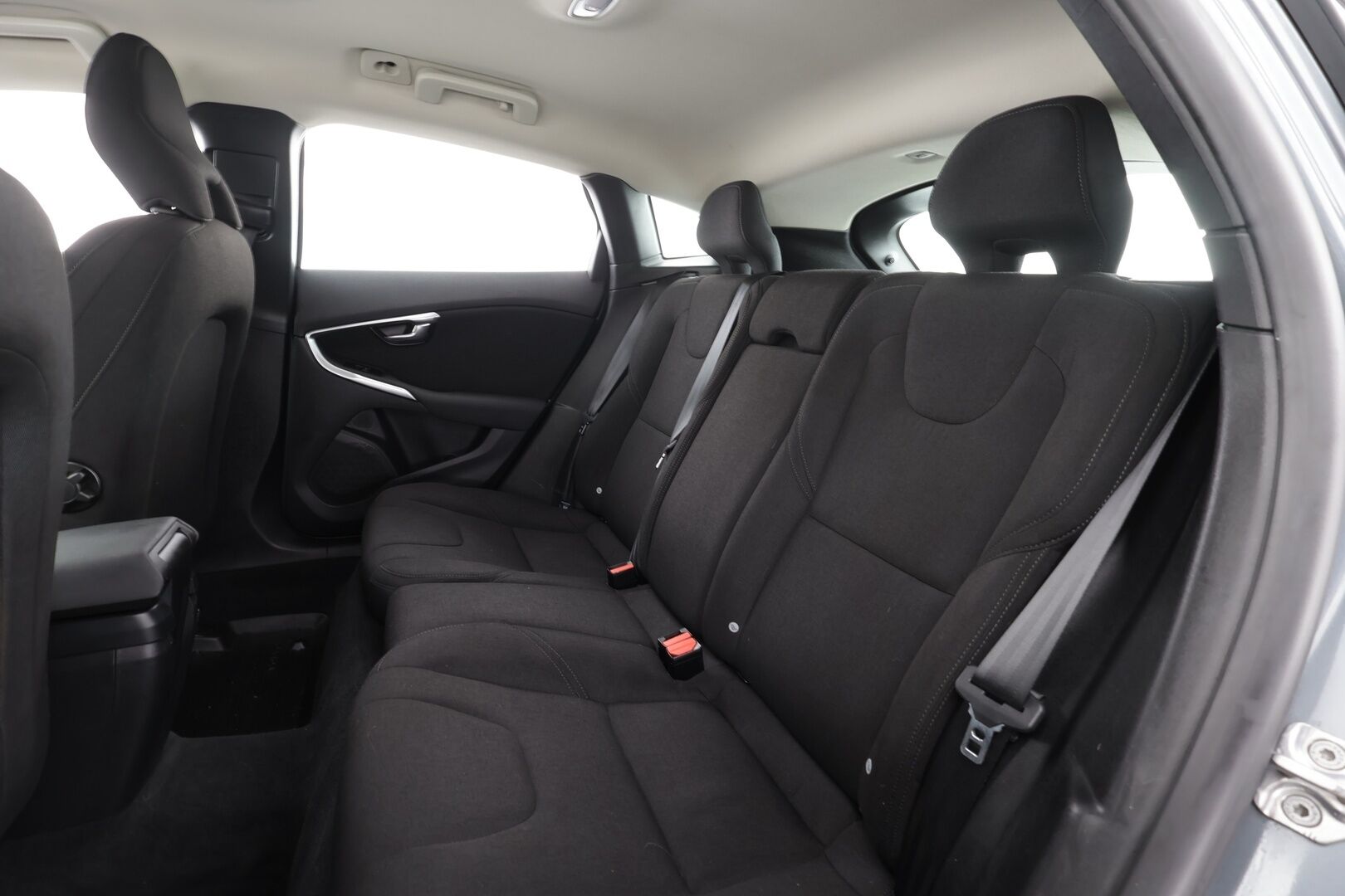 Volvo V40 2017 D2 Business aut * Suomi-auto / Vakkari / P.tutka / LED / Webasto / Bluetooth * - Kahdet renkaat aluvanteilla