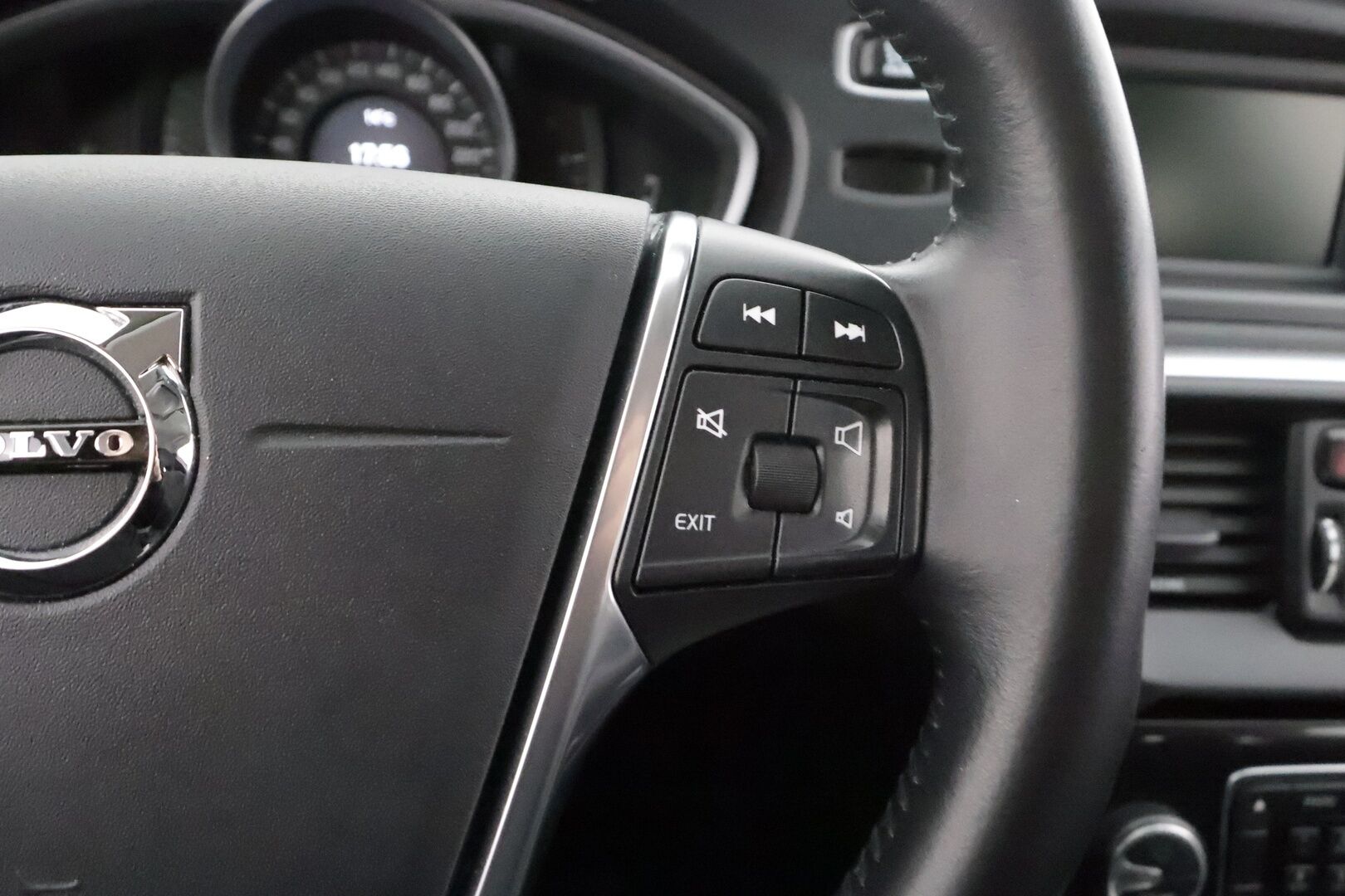 Volvo V40 2017 D2 Business aut * Facelift / Suomi-auto / Webasto / Vakkari / P.tutka / LED / Bluetooth * - Kahdet renkaat aluvanteilla / Sopu kilsat / Hyvä yksilö - HULLUT AVAJAISHULINAT KORKOTARJOUS 3,29 %