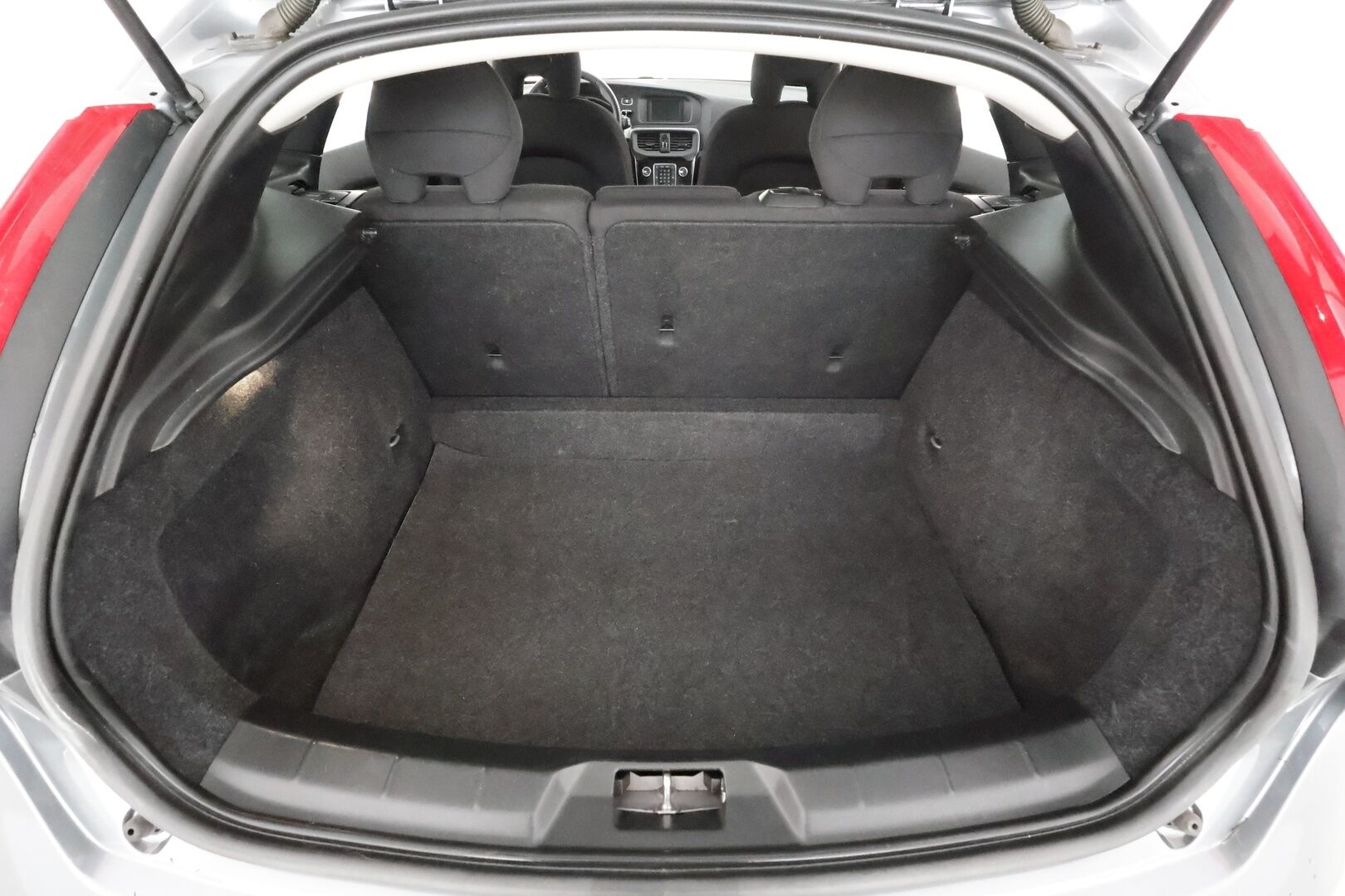 Volvo V40 2017 D2 Business aut * Facelift / Suomi-auto / Webasto / Vakkari / P.tutka / LED / Bluetooth * - Kahdet renkaat aluvanteilla