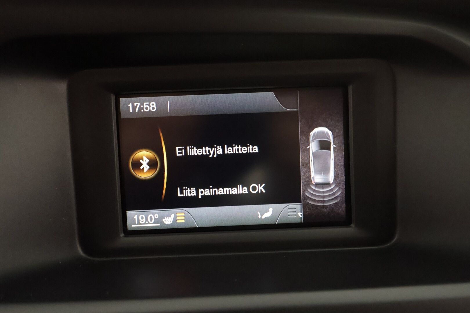 Volvo V40 2017 D2 Business aut * Suomi-auto / Vakkari / P.tutka / LED / Webasto / Bluetooth * - Kahdet renkaat aluvanteilla