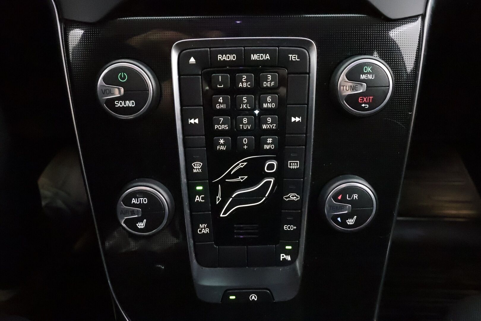 Volvo V40 2017 D2 Business aut * Suomi-auto / Vakkari / P.tutka / LED / Webasto / Bluetooth * - Kahdet renkaat aluvanteilla