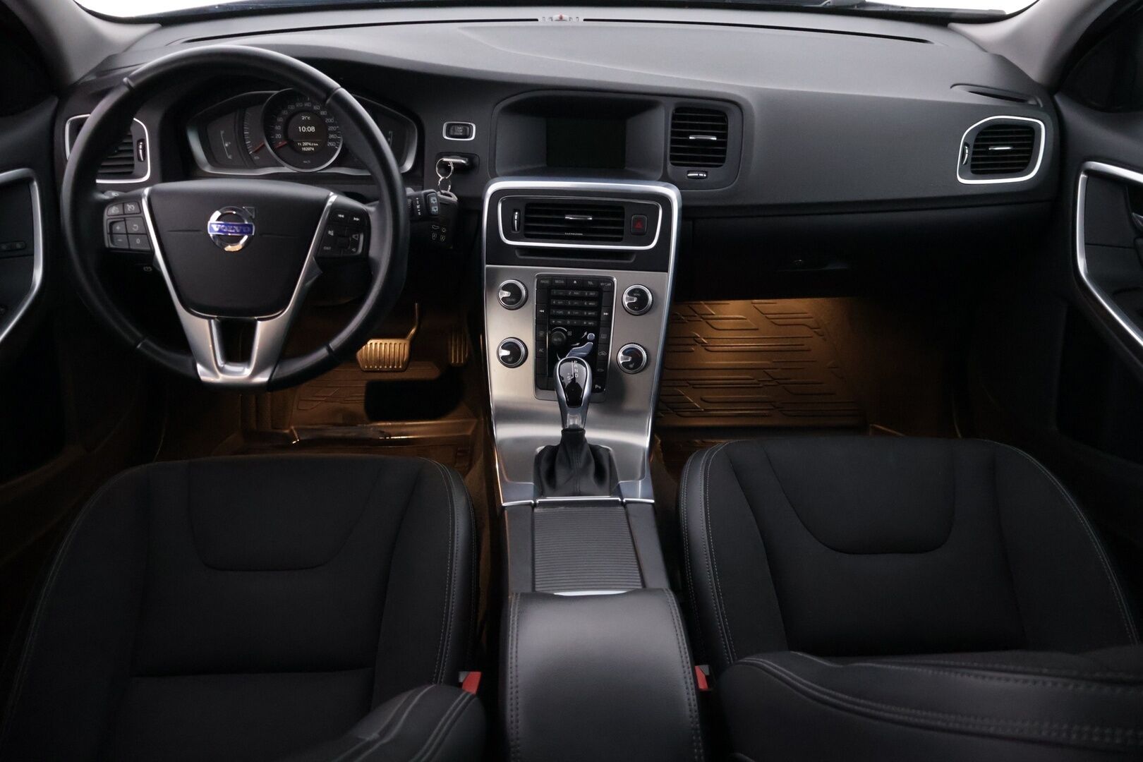 Volvo V60 Cross Country 2017 D3 Momentum aut *Webasto / Vakionopeudensäädin / Premium Audio / P.Tutkat edessä ja takana* - Suomi-auto / Merkkihuollettu / Hyvät kahdet renkaat