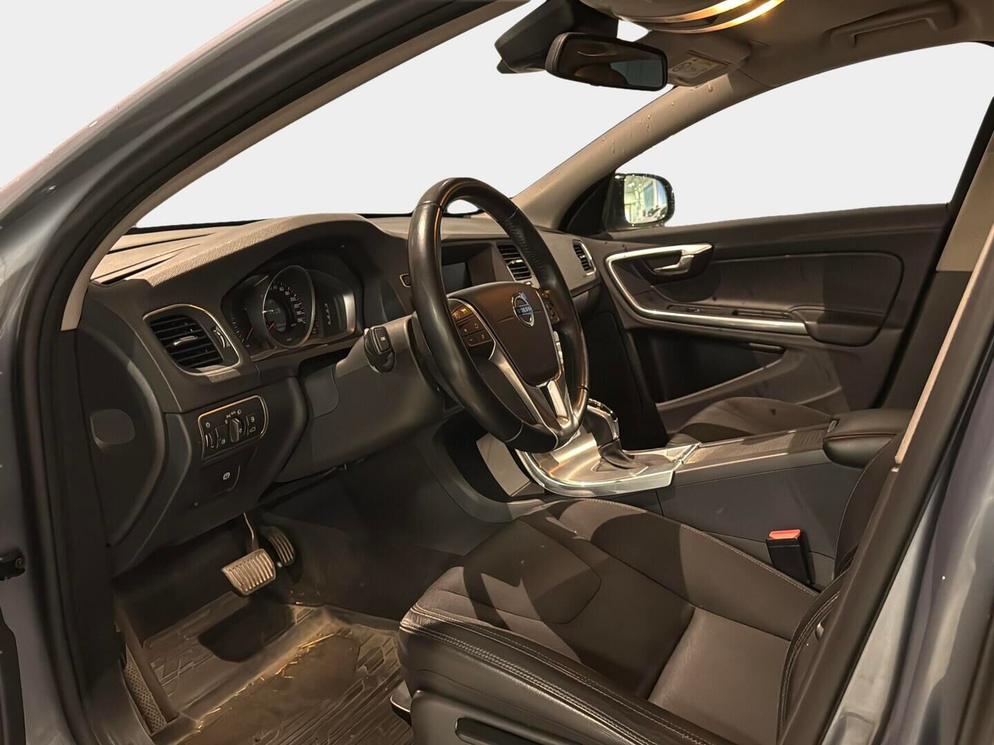 Volvo V60 Cross Country 2016 D3 Momentum aut *Webasto / Vakionopeudensäädin / Premium Audio / P.Tutkat edessä ja takana* - Suomi-auto / Merkkihuollettu / Hyvät kahdet renkaat