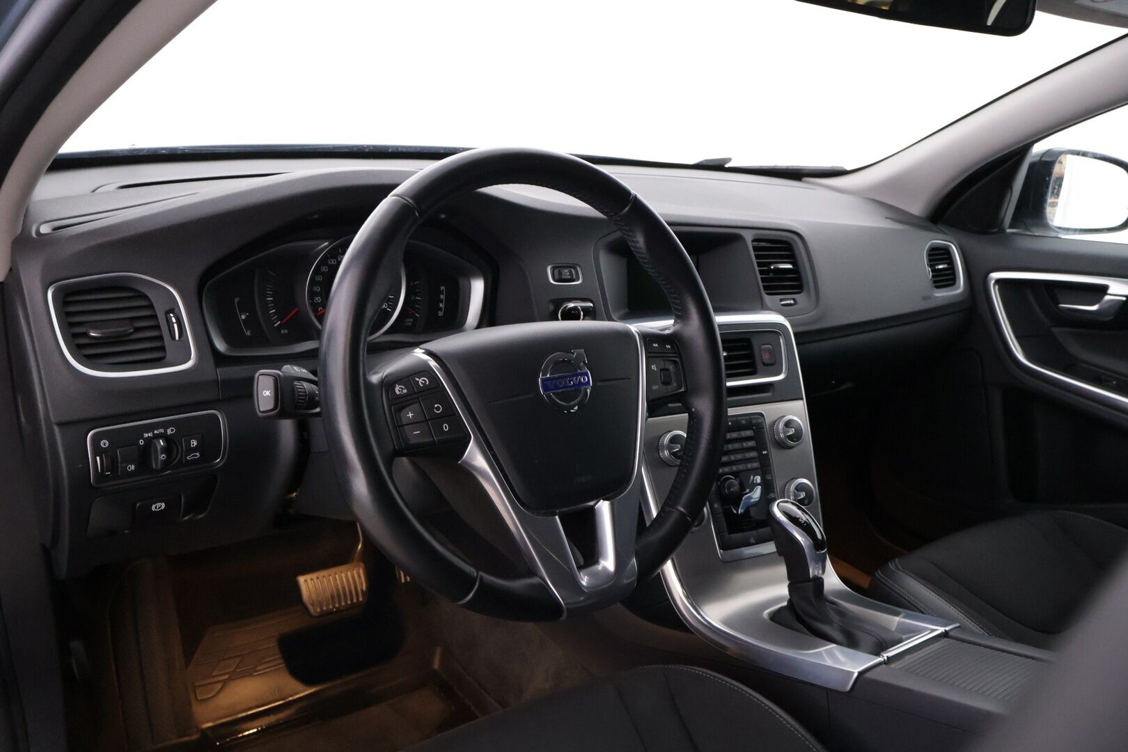 Volvo V60 Cross Country 2017 D3 Momentum aut *Webasto / Vakionopeudensäädin / Premium Audio / P.Tutkat edessä ja takana* - Suomi-auto / Merkkihuollettu / Hyvät kahdet renkaat
