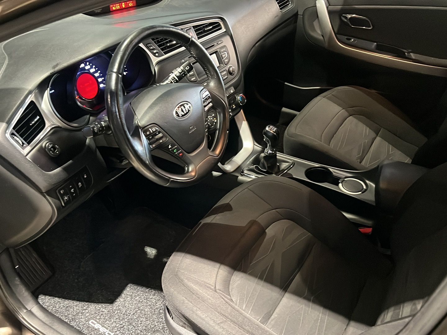 Kia cee'd 2016 1,0 ISG 100hv LX 5D EcoDynamics * 1Om Suomiauto / Vetokoukku / Lohko & Sisäpistoke / Ratinlämmitys / Vakkari - Merkkihuollot / 2x Hyvät renkaat / Huippusiisti!