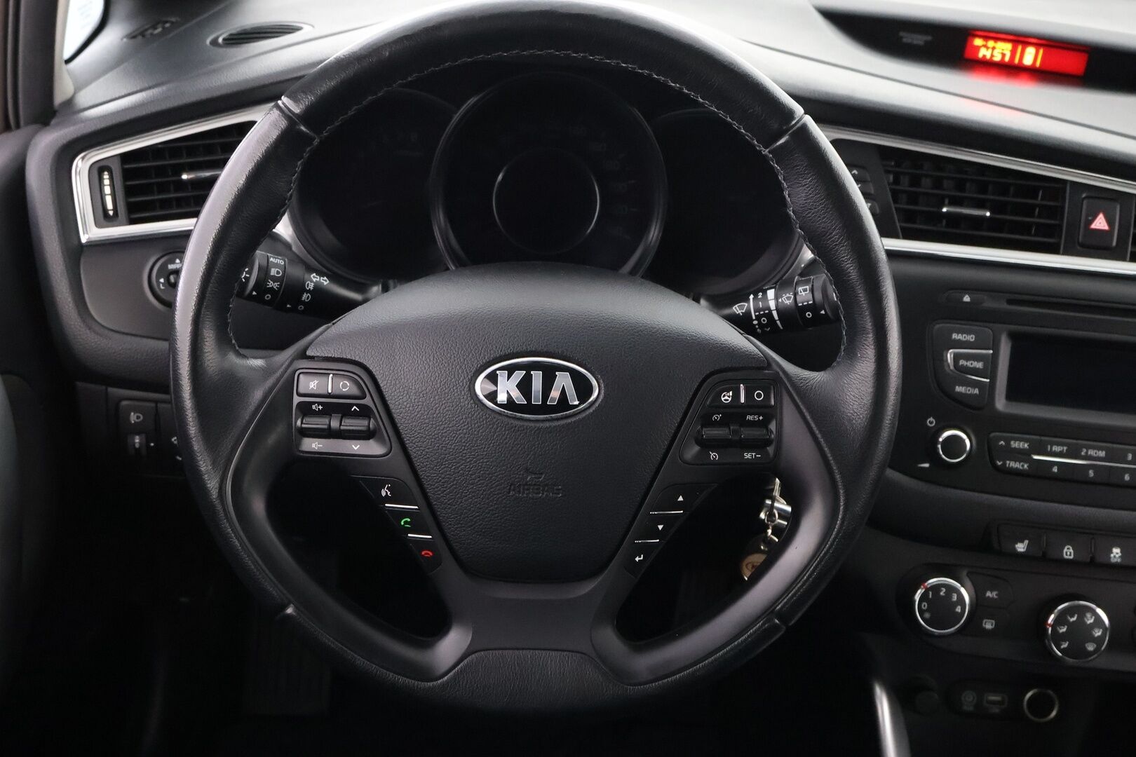 Kia cee'd 2016 1,0 ISG 100hv LX 5D EcoDynamics * 1Om Suomiauto / Vetokoukku / Lohko & Sisäpistoke / Ratinlämmitys / Vakkari - Merkkihuollot / 2x Hyvät renkaat / Huippusiisti!
