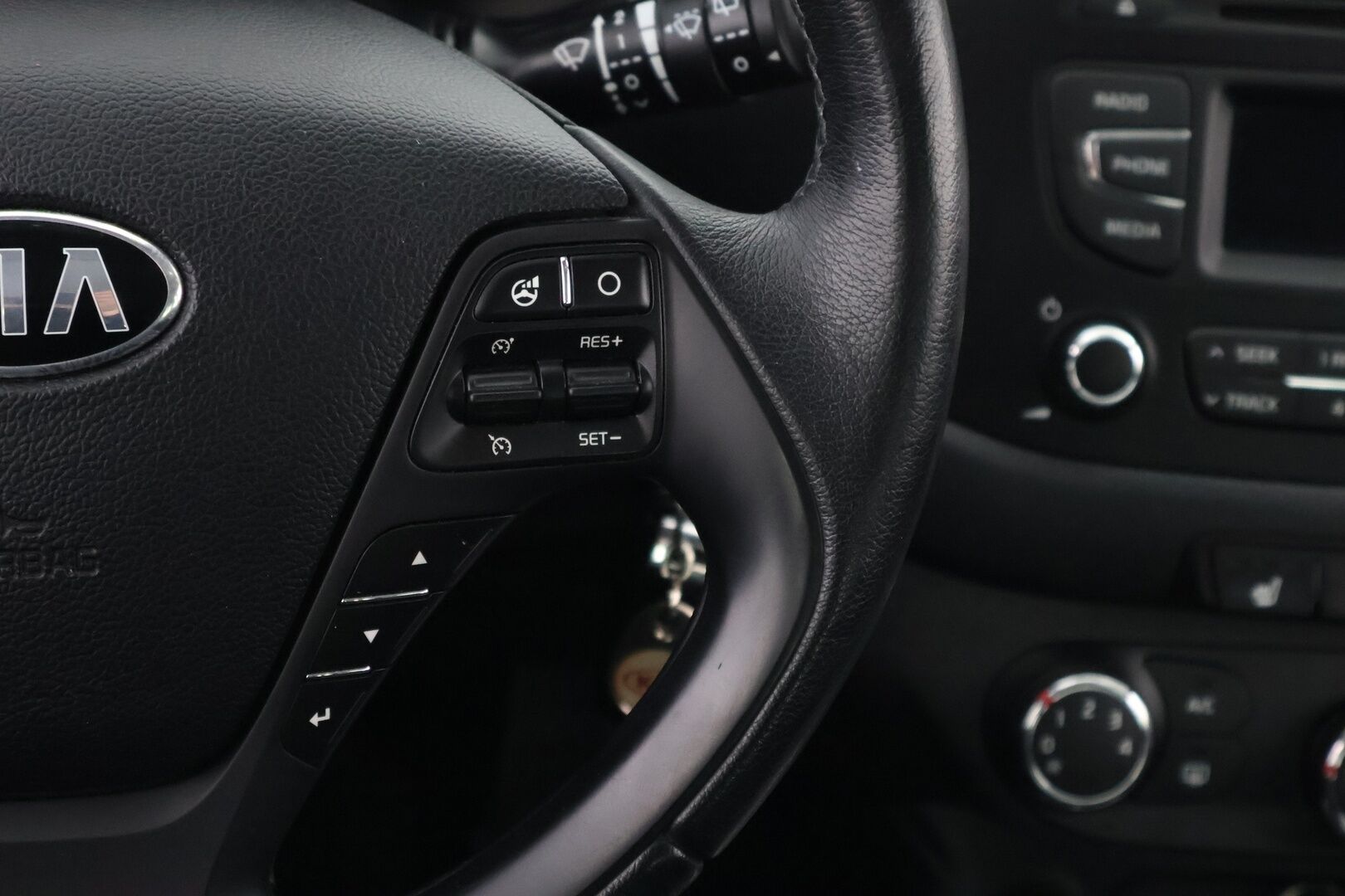 Kia cee'd 2016 1,0 ISG 100hv LX 5D EcoDynamics * 1Om Suomiauto / Vetokoukku / Lohko & Sisäpistoke / Ratinlämmitys / Vakkari - Merkkihuollot / 2x Hyvät renkaat / Huippusiisti!