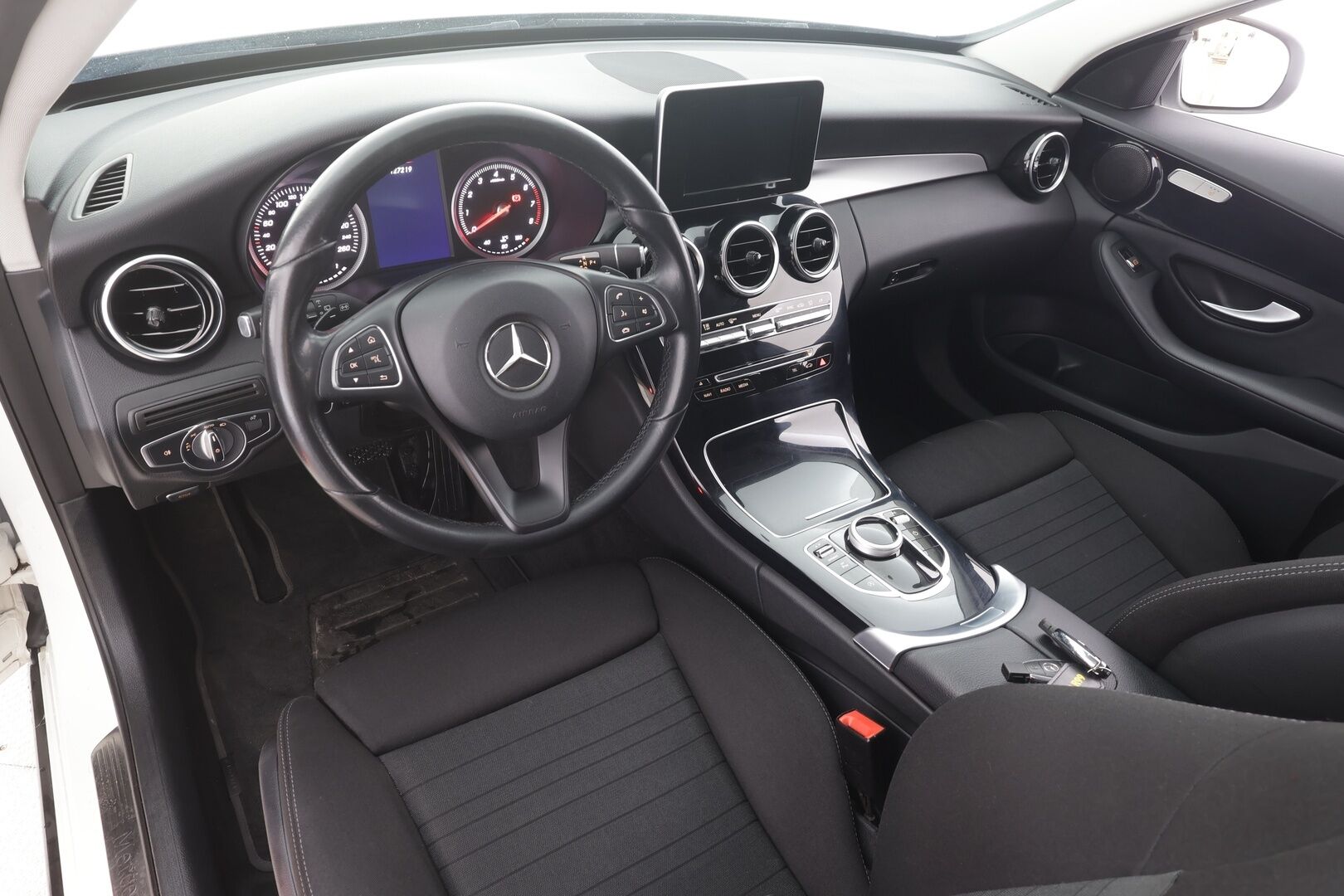 Mercedes-Benz C 2017 180 T A Premium Business - | ILS-LED | Sporttipenkit | Koukku | Vakkari | P.tutkat | Sähk. takaluukku | BT | Penkinlämmittimet | Dynamic select | 2x renkaat aluin | Suomiauto | 