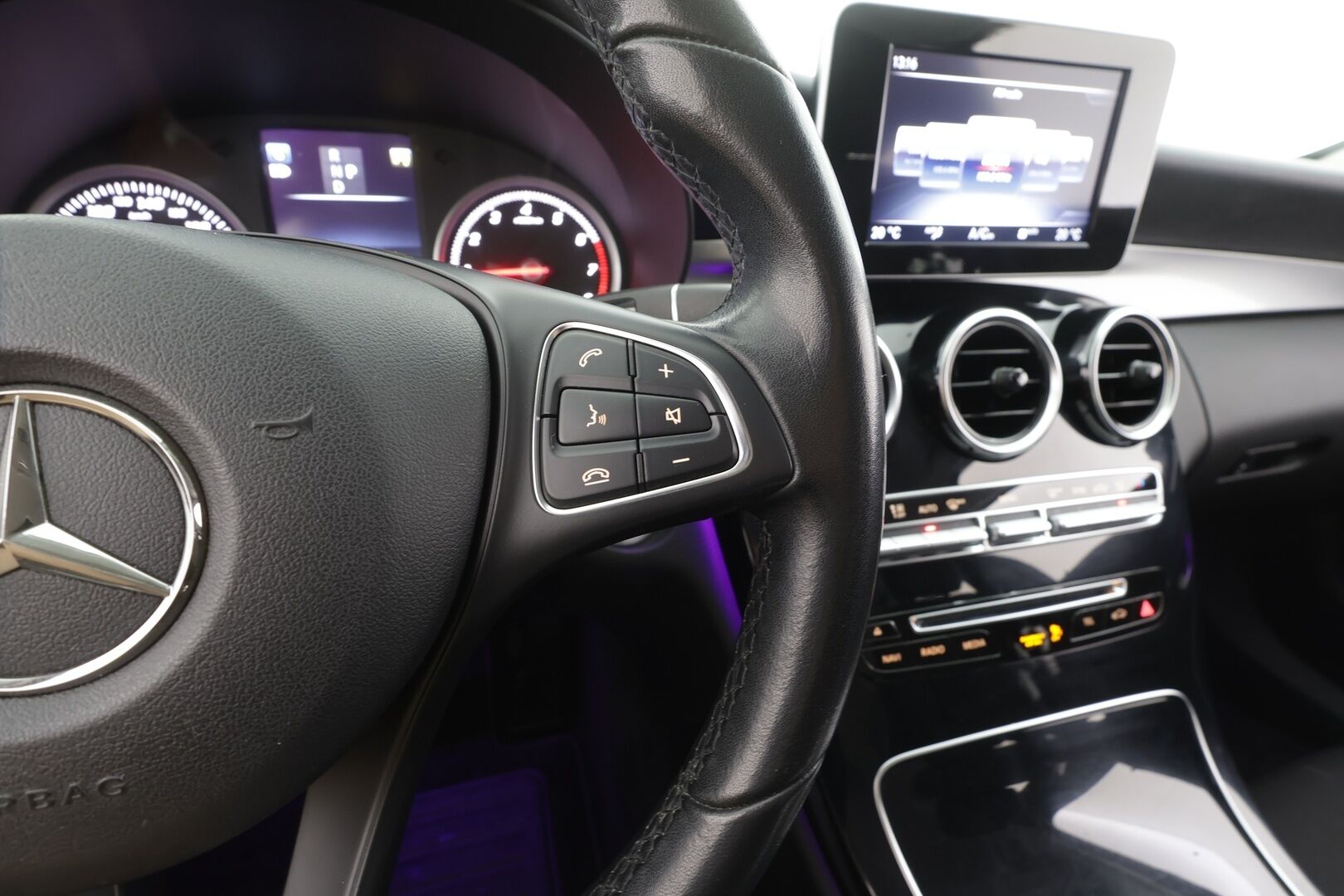 Mercedes-Benz C 2017 180 T A Premium Business - | ILS-LED | Sporttipenkit | Koukku | Vakkari | P.tutkat | Sähk. takaluukku | BT | Penkinlämmittimet | Dynamic select | 2x renkaat aluin | Suomiauto | 